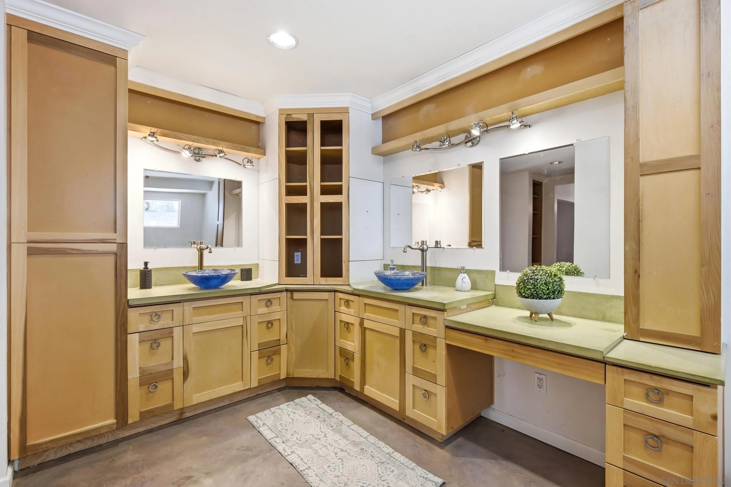 https://cdn.realtyfeed.com/cdn/127/260016393/860fbfe1e40d54341311e7353abd2c71.webp