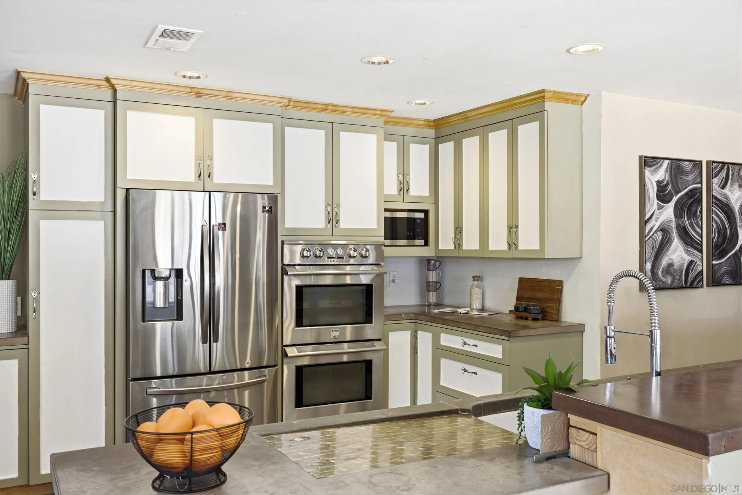https://cdn.realtyfeed.com/cdn/127/260016393/890e91eb6ba928be3b2b32af16d3cb4f.webp