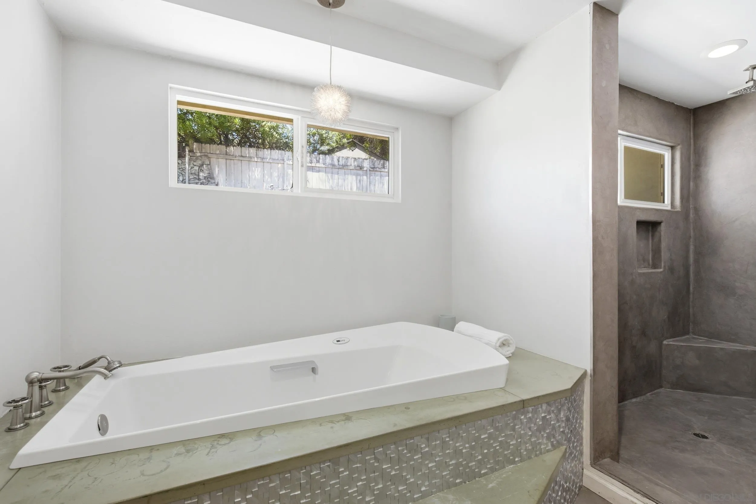 https://cdn.realtyfeed.com/cdn/127/260016393/c400d734be197bdf2d80b411b9c39d14.webp