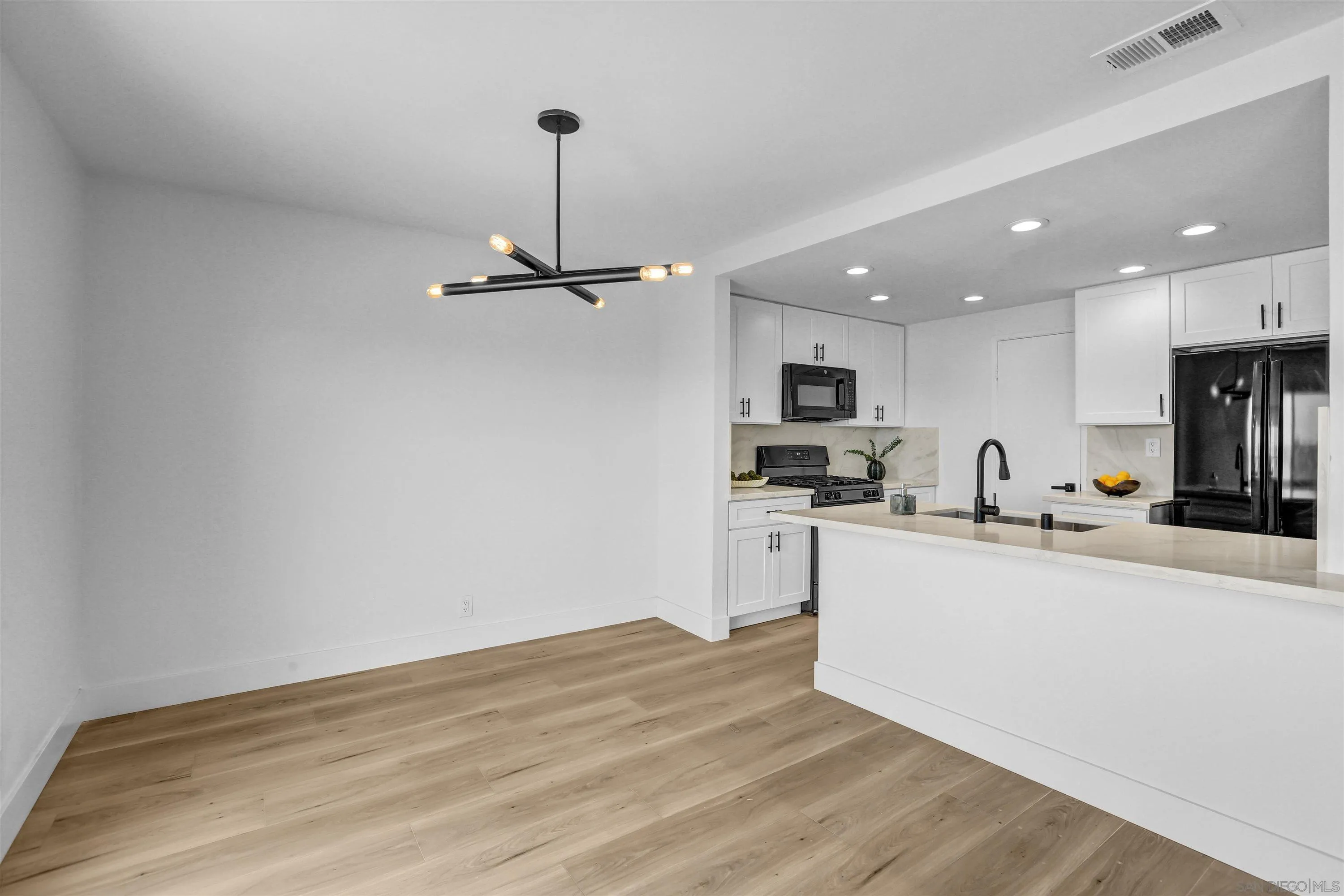 Photo #5: 260016402 Listing: Photo #5