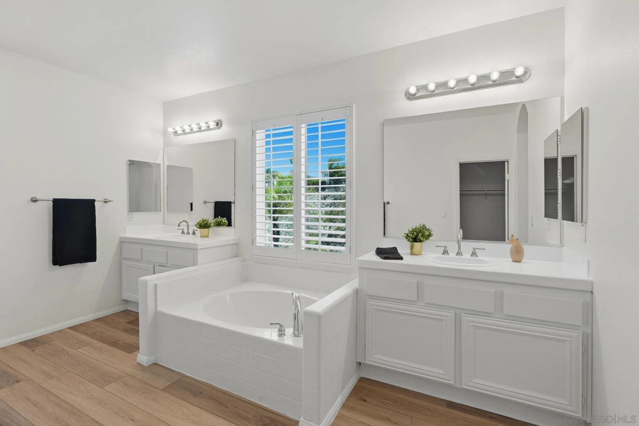 https://cdn.realtyfeed.com/cdn/127/260016405/641e68b42dd18b54ee7492a5bbb459bb.webp
