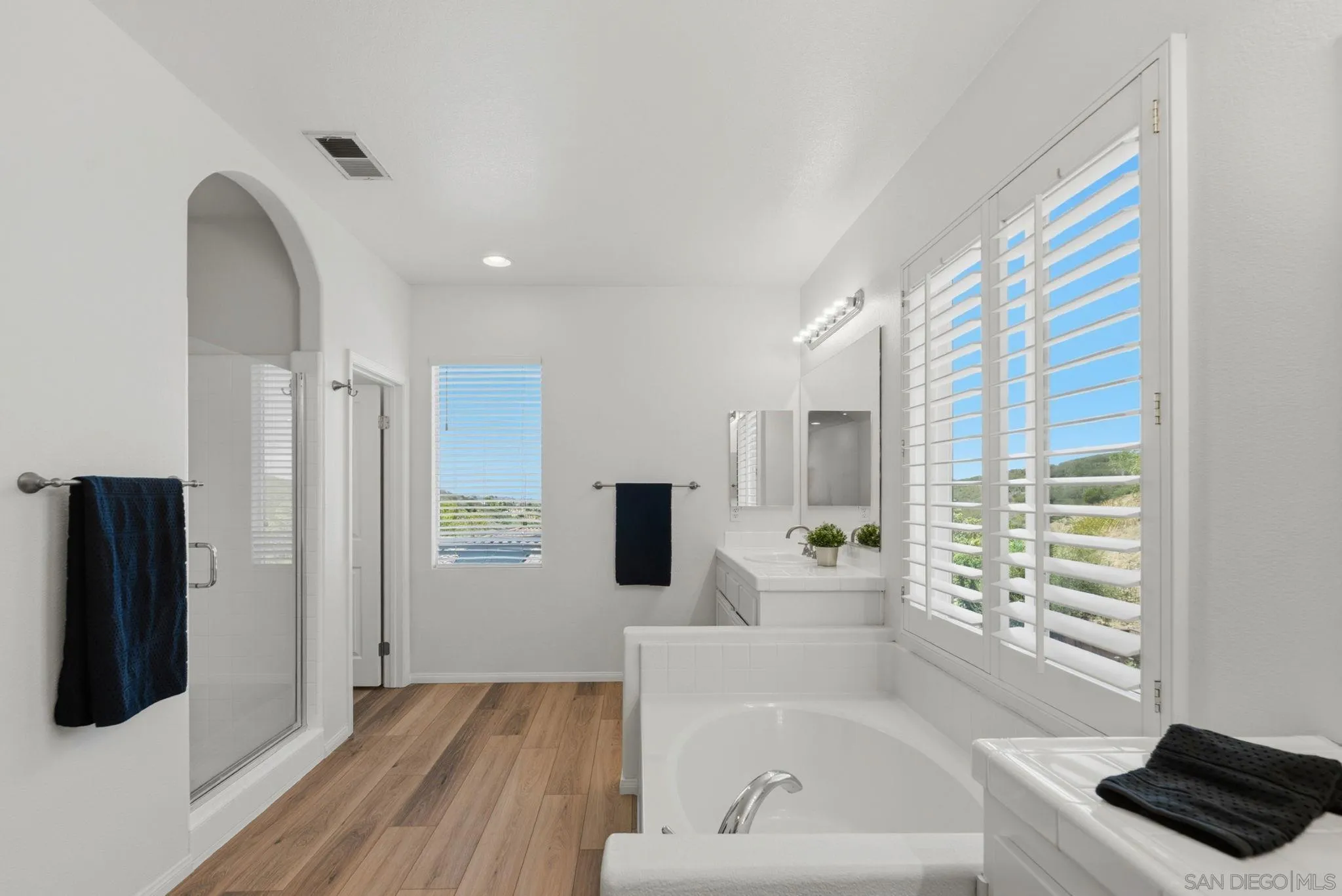 https://cdn.realtyfeed.com/cdn/127/260016405/ddaf39d86cf64844b5d4bf31f25b3c5b.webp