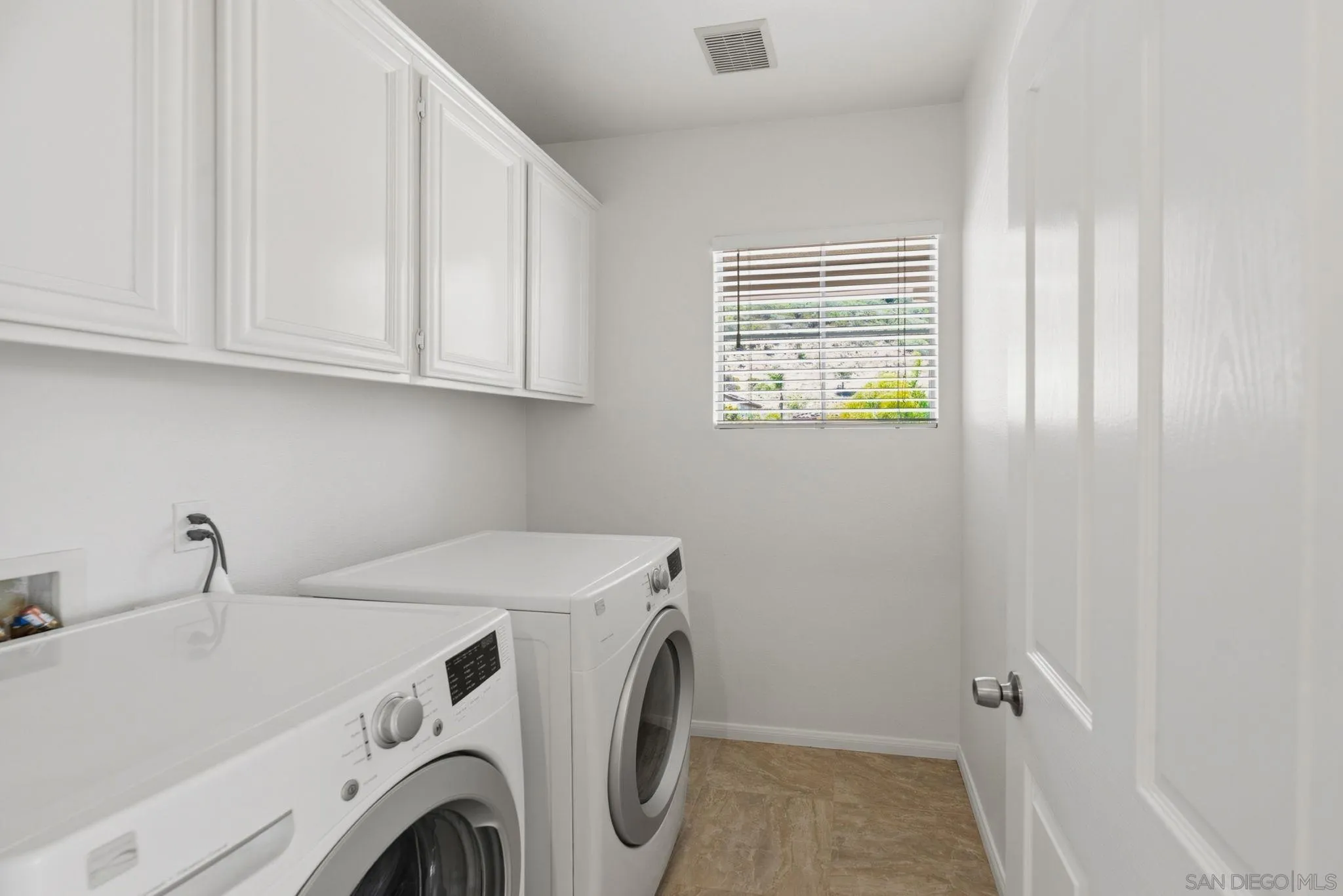https://cdn.realtyfeed.com/cdn/127/260016405/ef5b2b241ecb8b1678ec8adbf7b43fad.webp