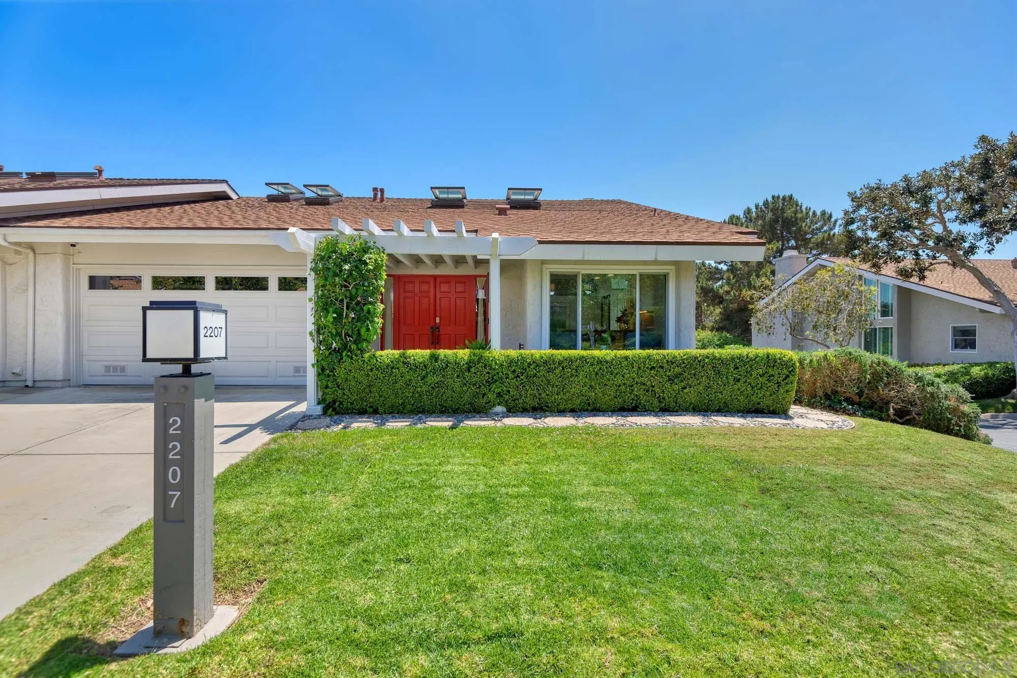 Photo #1: 260016428 Listing: Photo #1