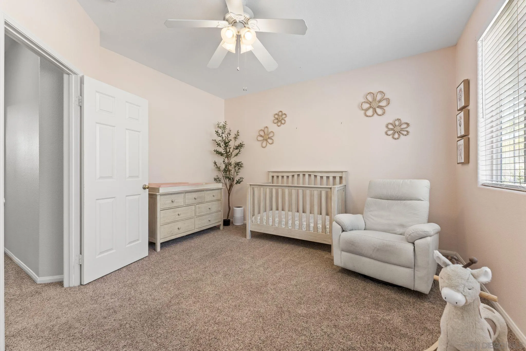https://cdn.realtyfeed.com/cdn/127/260016431/98f31d842279cdd838369515d5df569c.webp