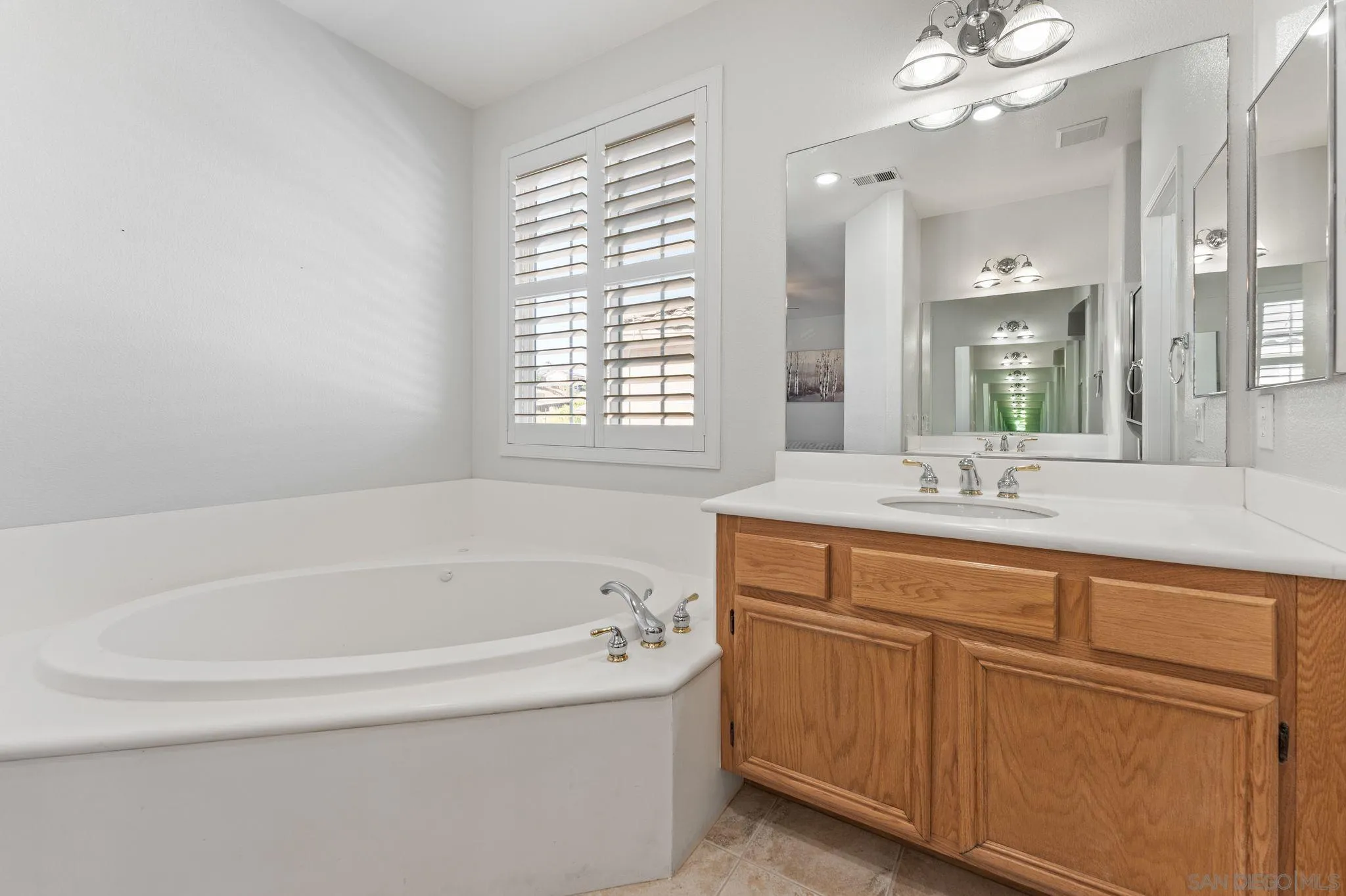 https://cdn.realtyfeed.com/cdn/127/260016431/b2d1e168eca24a1a0c7e6f5946ddef41.webp