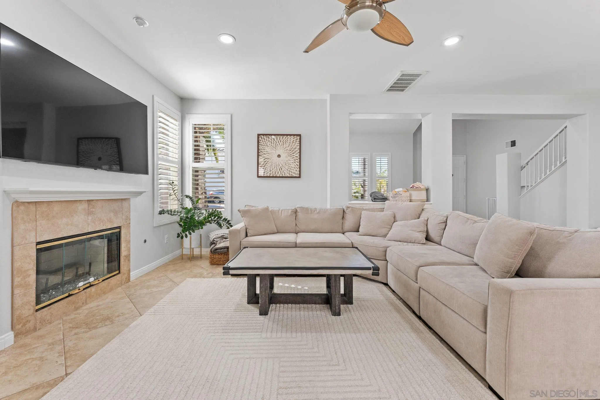 https://cdn.realtyfeed.com/cdn/127/260016431/e39d98aca8ca26730318ba2f1bcf1d09.webp