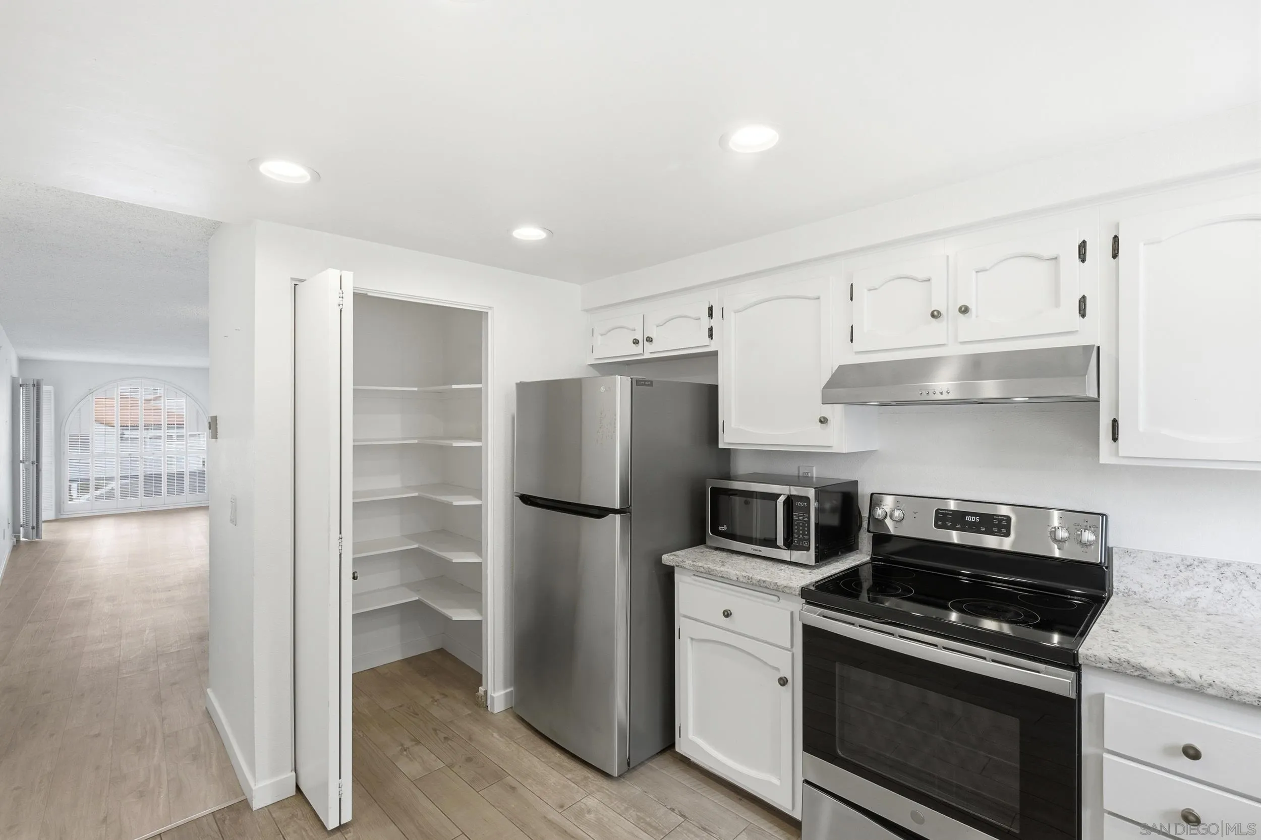 https://cdn.realtyfeed.com/cdn/127/260016441/439c92f696743c706591de25190012de.webp