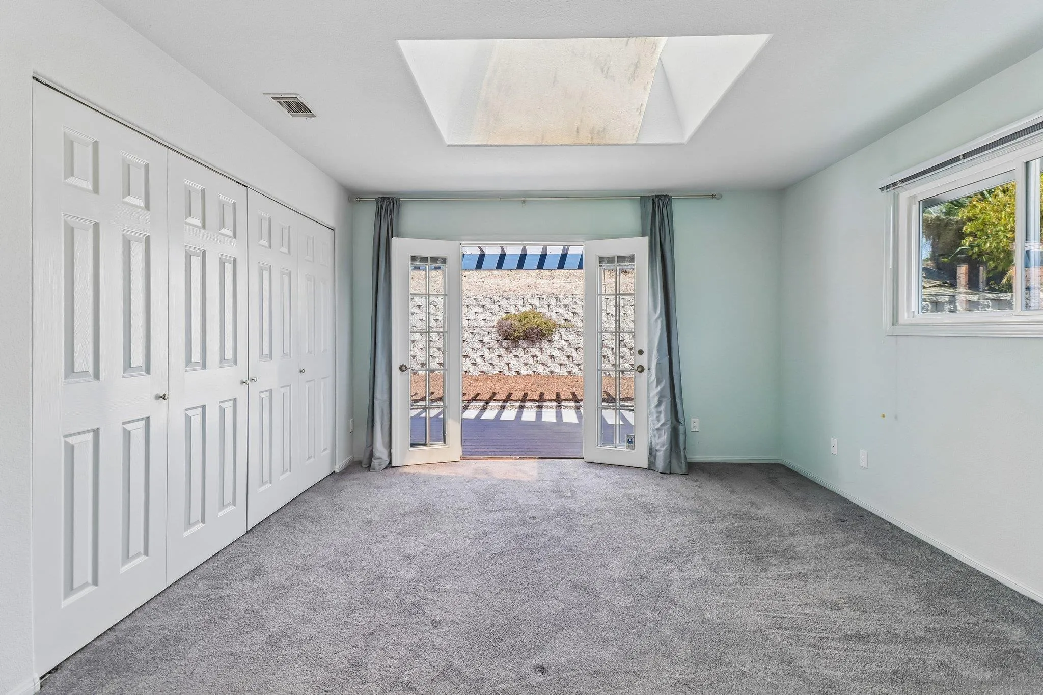 https://cdn.realtyfeed.com/cdn/127/260016457/1ef50e7ad792b97b1264a2b49a07b3de.webp