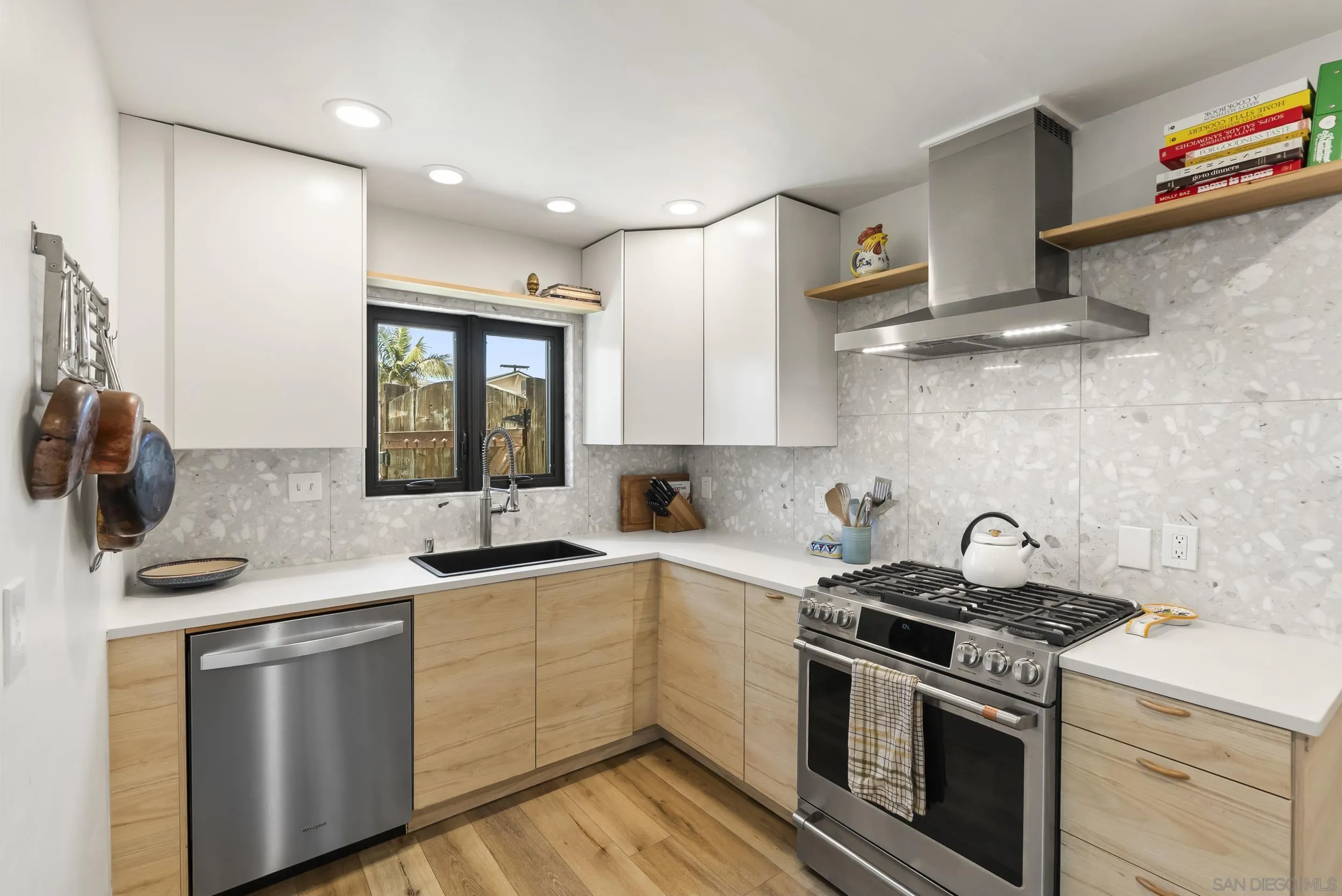 https://cdn.realtyfeed.com/cdn/127/260016470/1c01372e36b6ee4302467461891de1dd.webp