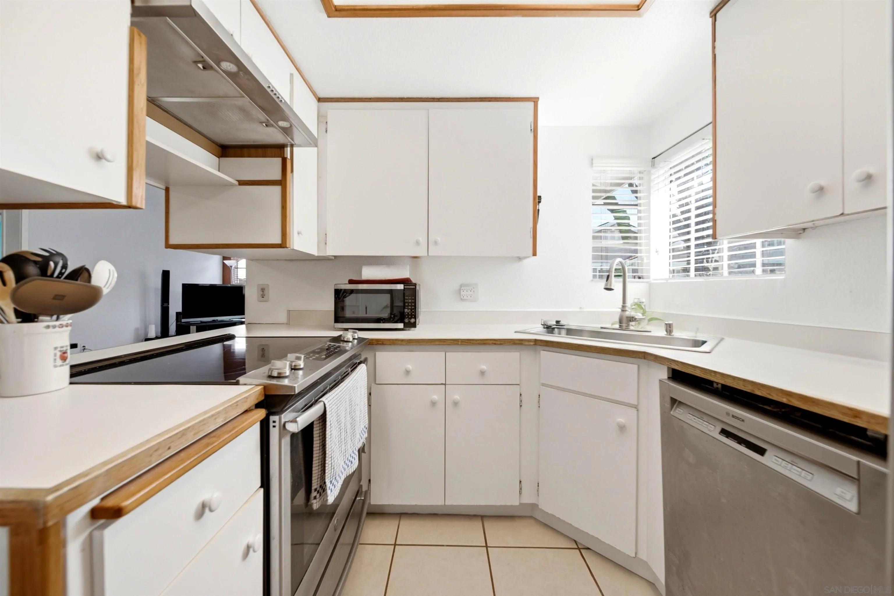 https://cdn.realtyfeed.com/cdn/127/260016490/a19cd4209b81ee35fea32382f938efca.webp