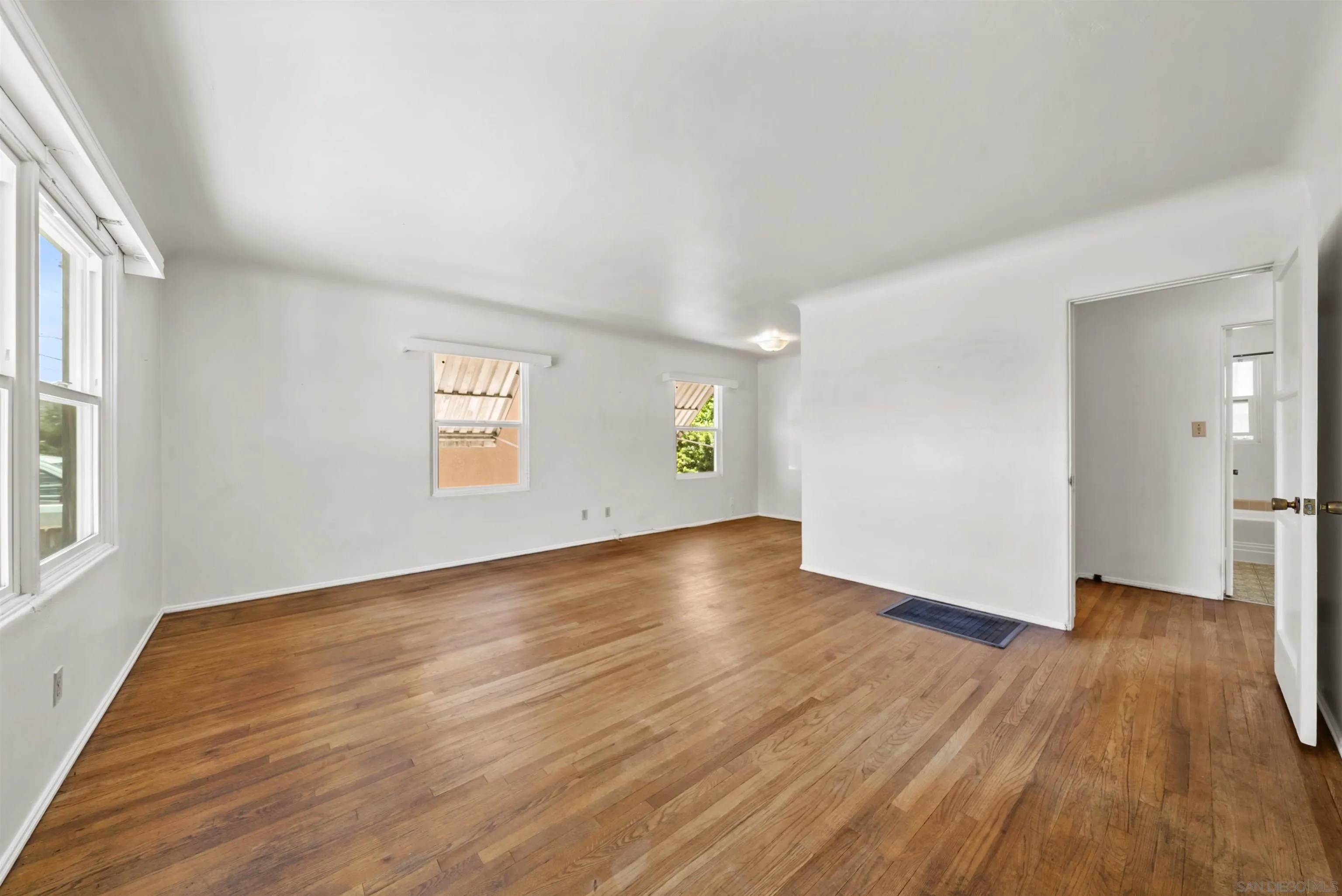 https://cdn.realtyfeed.com/cdn/127/260016492/b9a87f2ccb603649e23603a181e750b9.webp