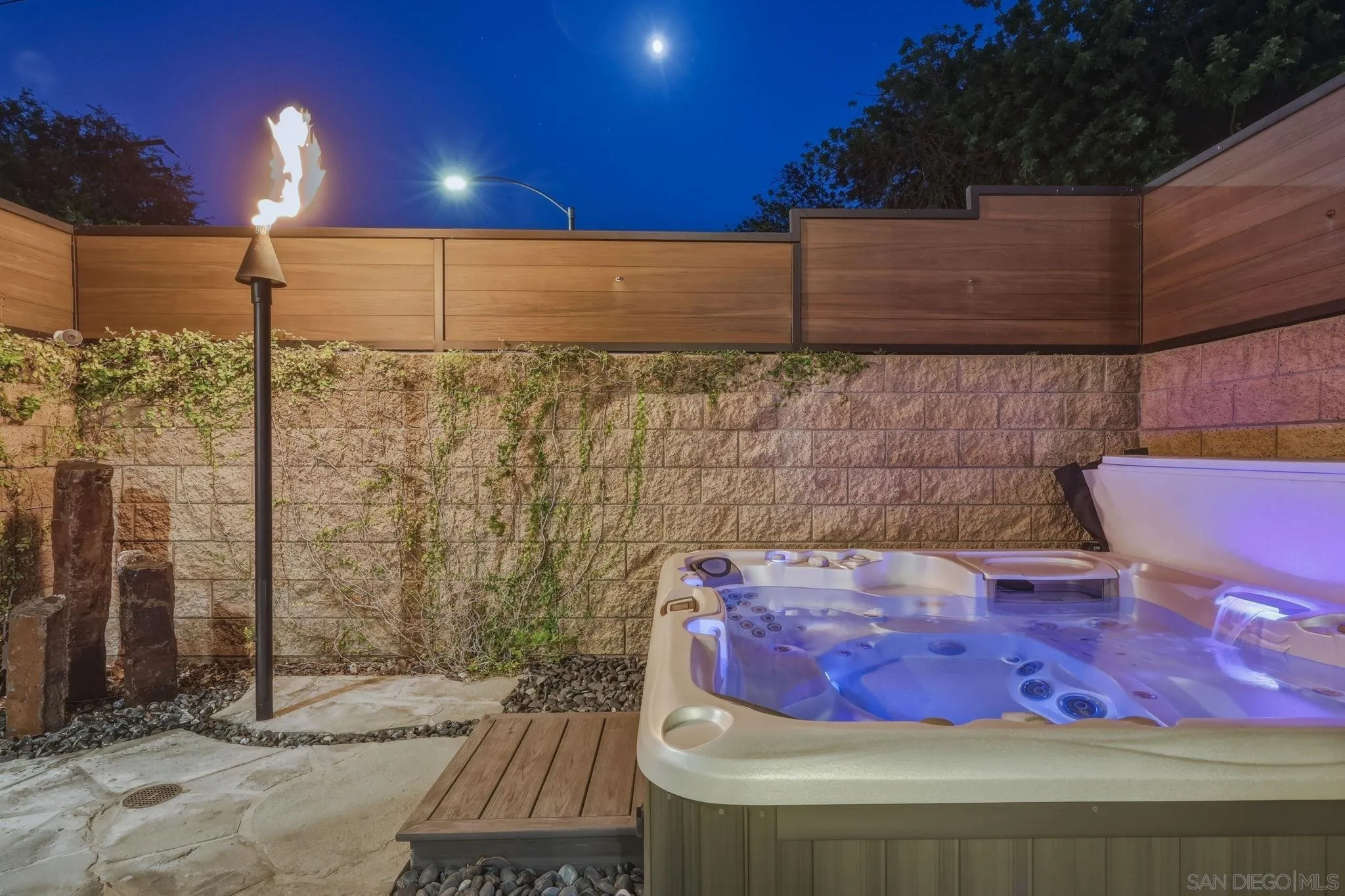 https://cdn.realtyfeed.com/cdn/127/260016527/f32458e8ad83e879f87805166a3e1884.webp