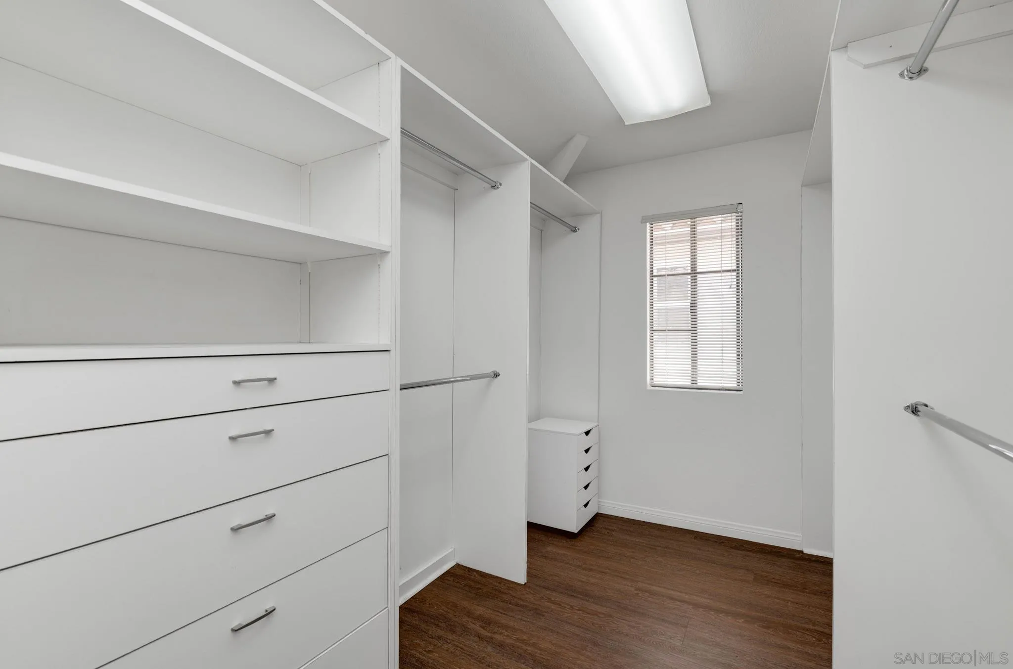 https://cdn.realtyfeed.com/cdn/127/260016551/59eed8ca506cfe7eefd6a87cf425a831.webp