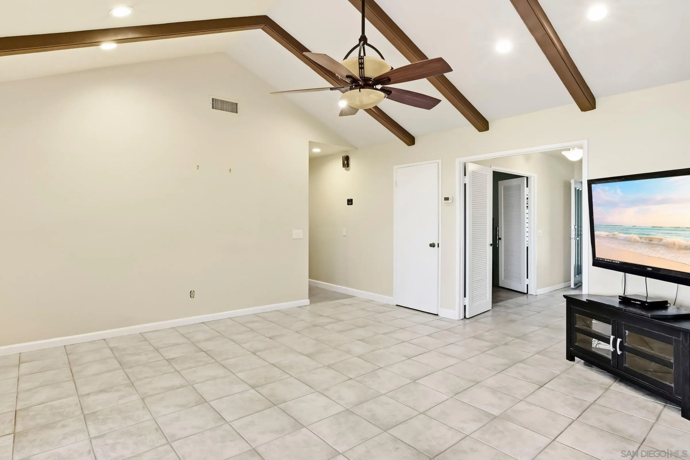 https://cdn.realtyfeed.com/cdn/127/260016552/138de5bef06a671fbad052c489d3fca0.webp