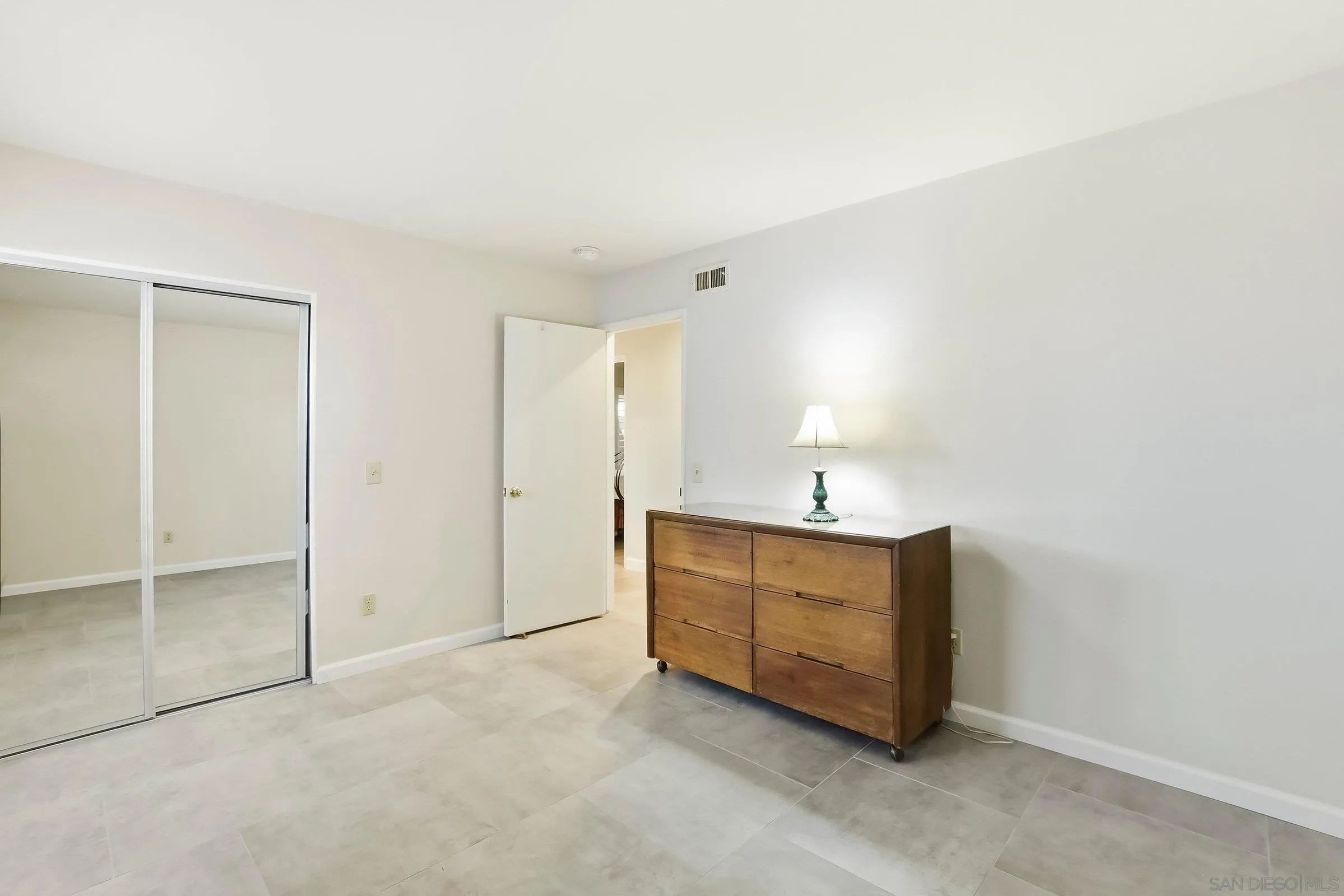 https://cdn.realtyfeed.com/cdn/127/260016552/30cae82810cb0e99cd26c28b277ec0d6.webp