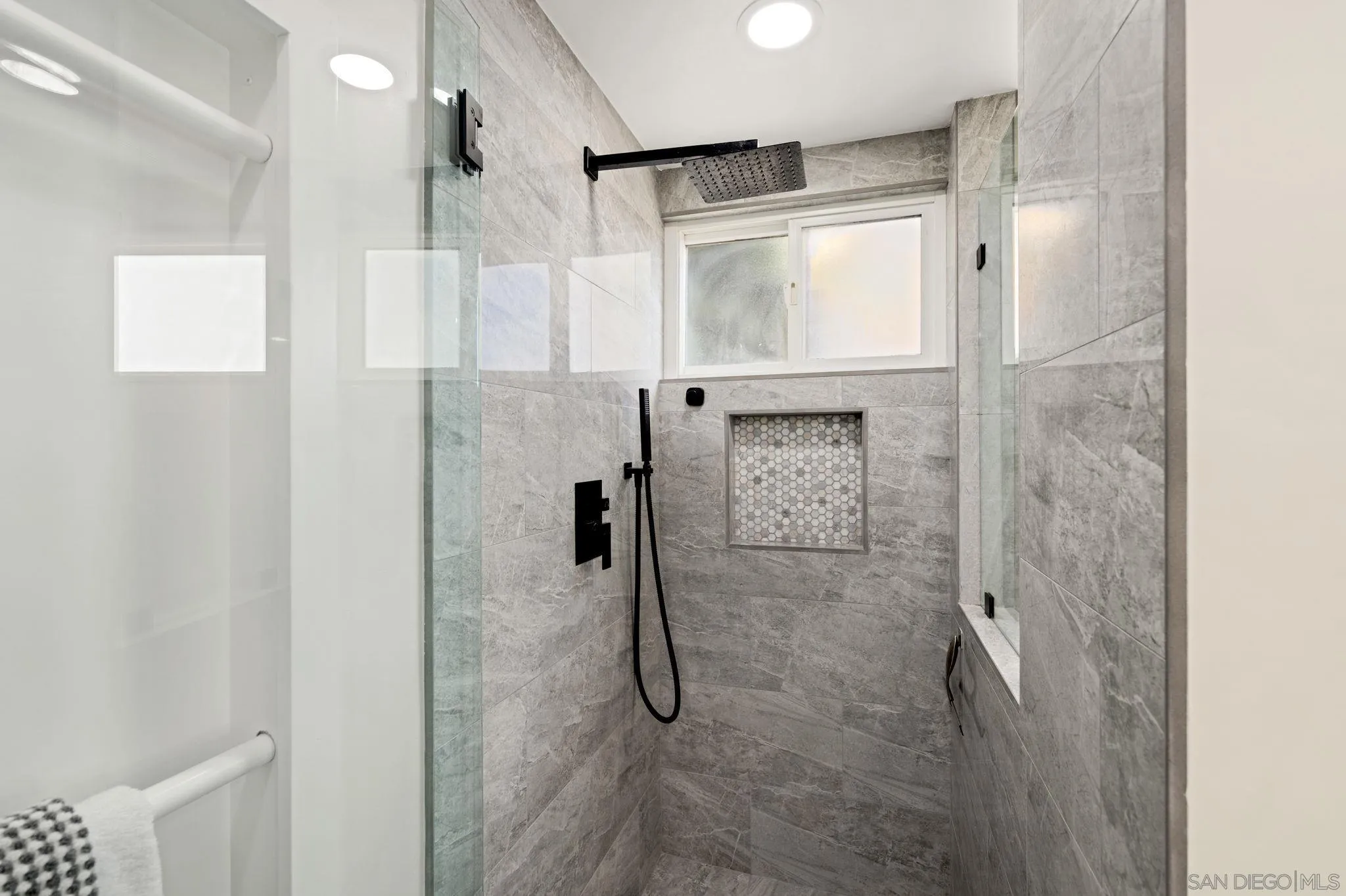 https://cdn.realtyfeed.com/cdn/127/260016562/e4e0444038cc7288f3f2905e13c9ef54.webp