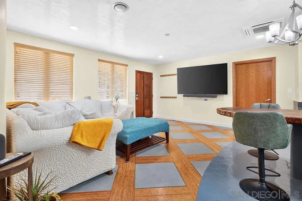 https://cdn.realtyfeed.com/cdn/127/260016565/edf278c4d4575d04b6ef89caf43fdd25.webp