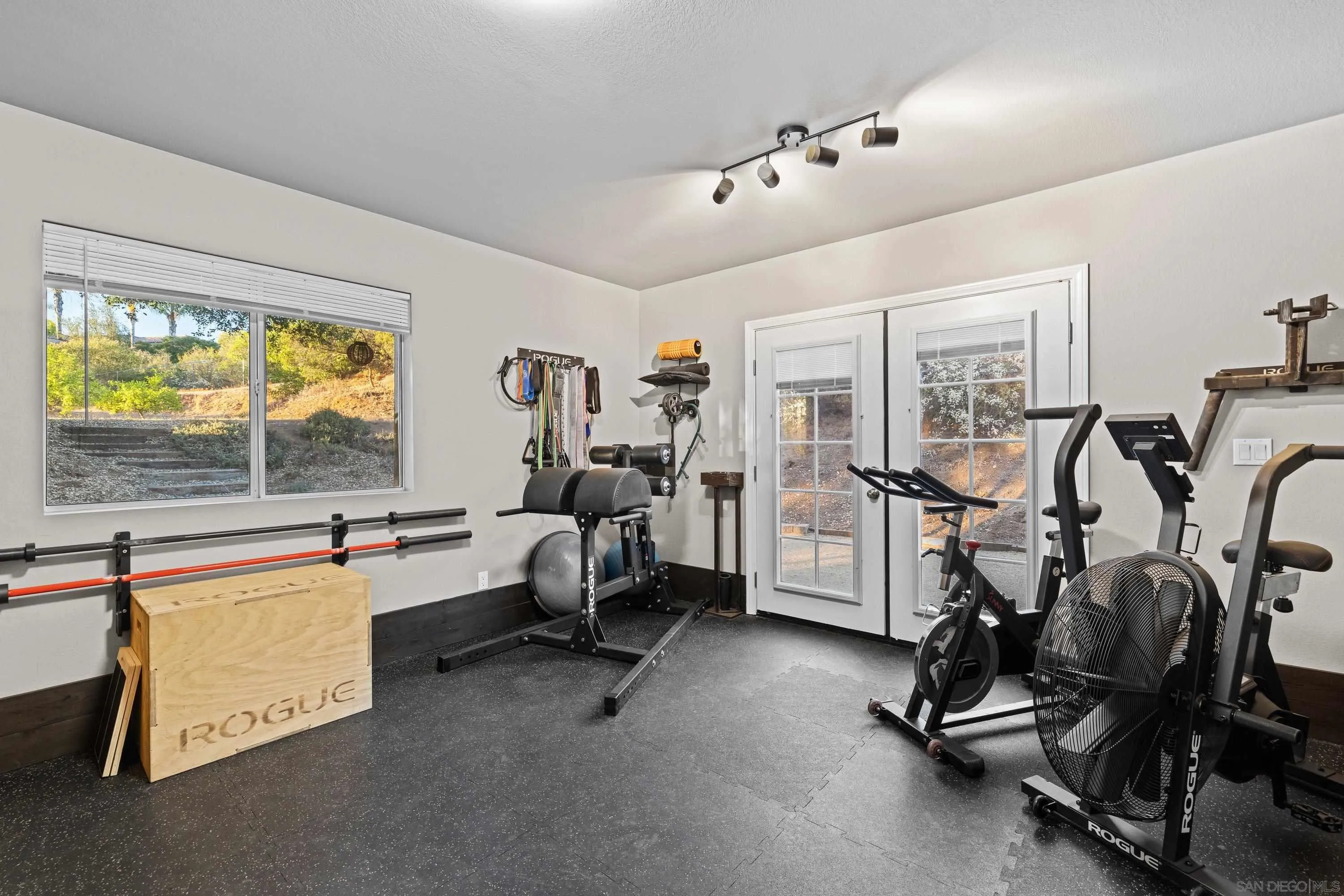 https://cdn.realtyfeed.com/cdn/127/260016569/210ce8a0ffdd7ec1902400eef39d4727.webp
