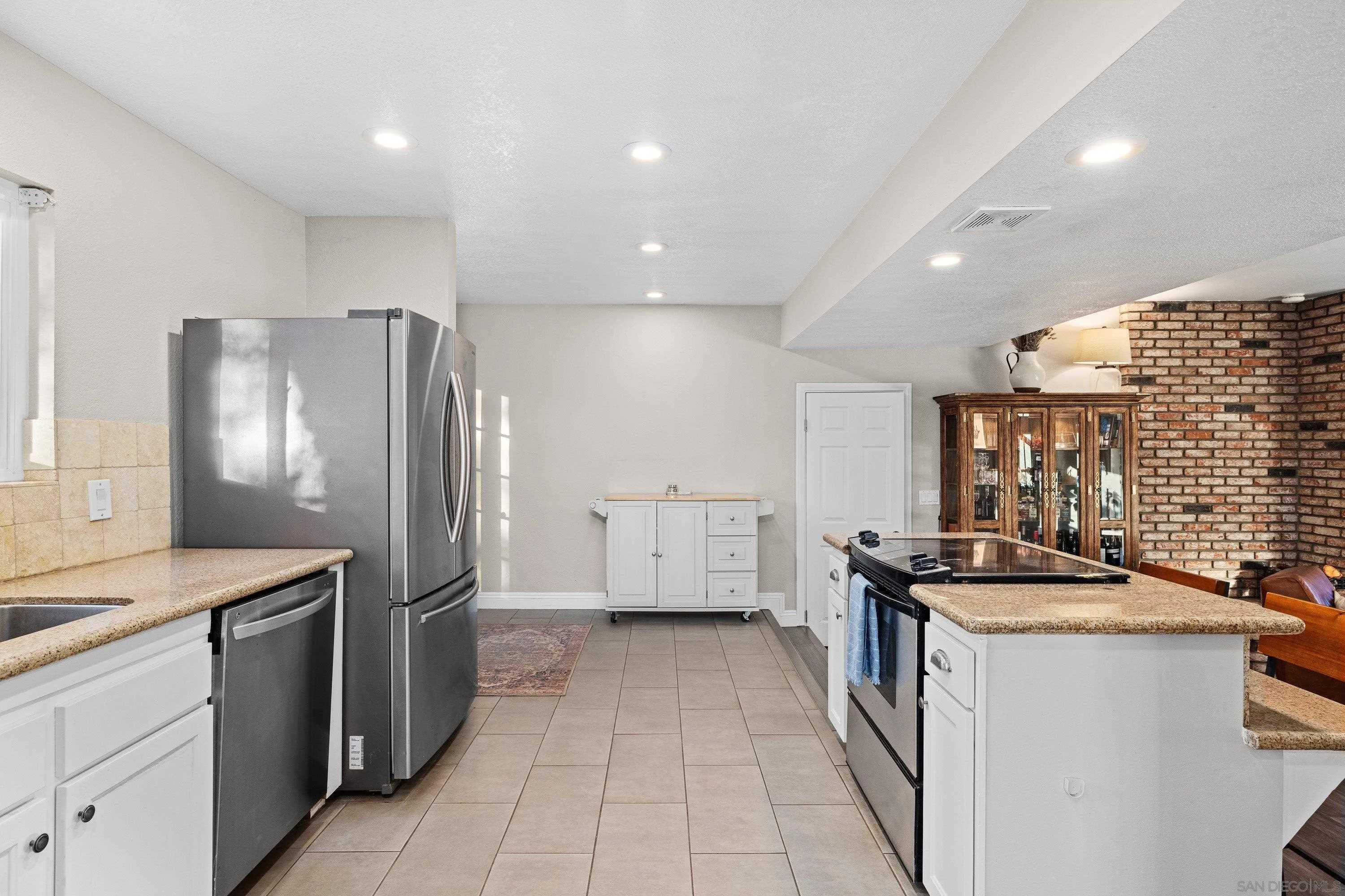 https://cdn.realtyfeed.com/cdn/127/260016569/3abddf71e8db5b328a592b377fb65c1c.webp