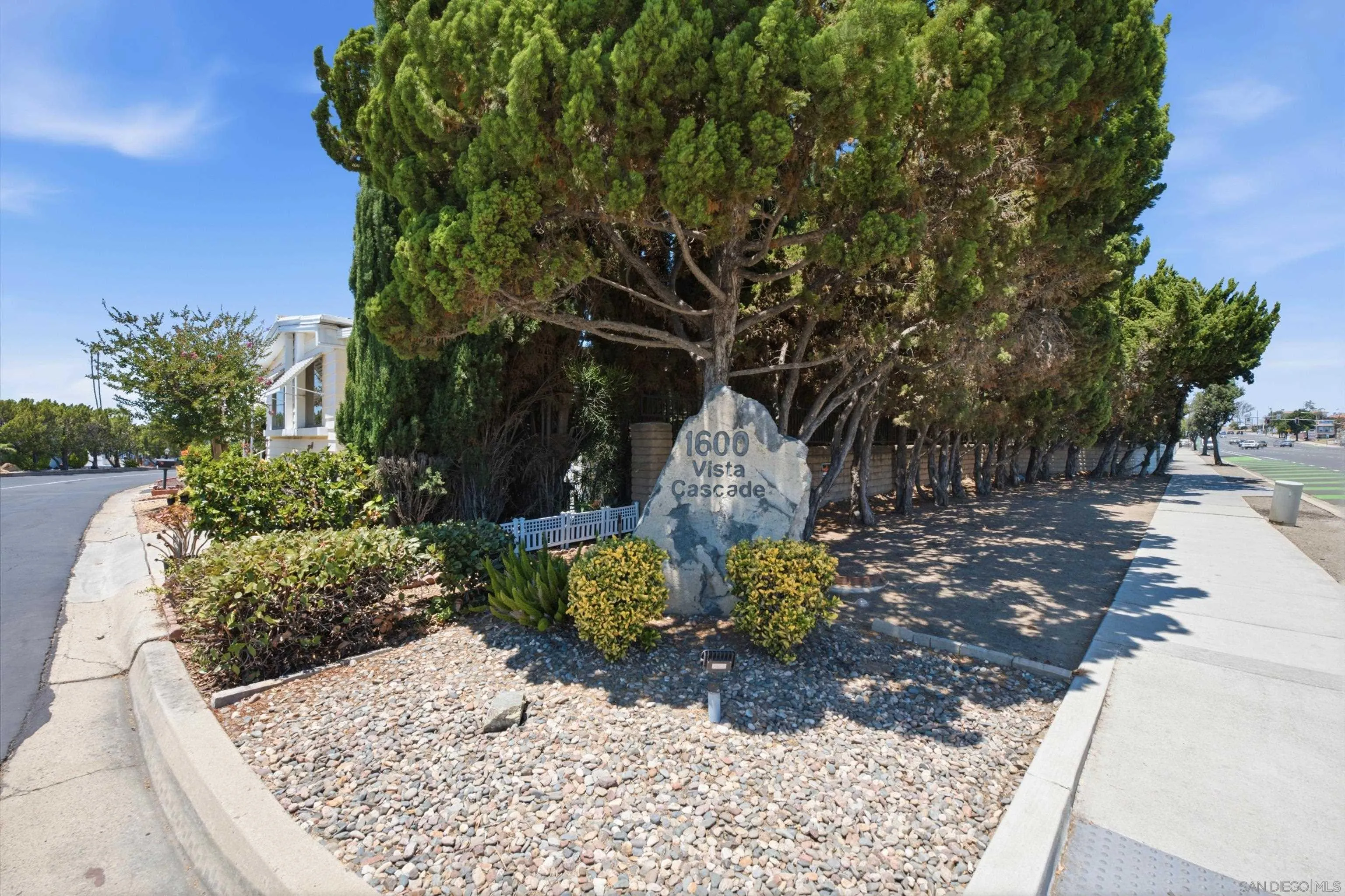 https://cdn.realtyfeed.com/cdn/127/260016576/9e2326ce1f5e5433295fd55bedeeec0f.webp