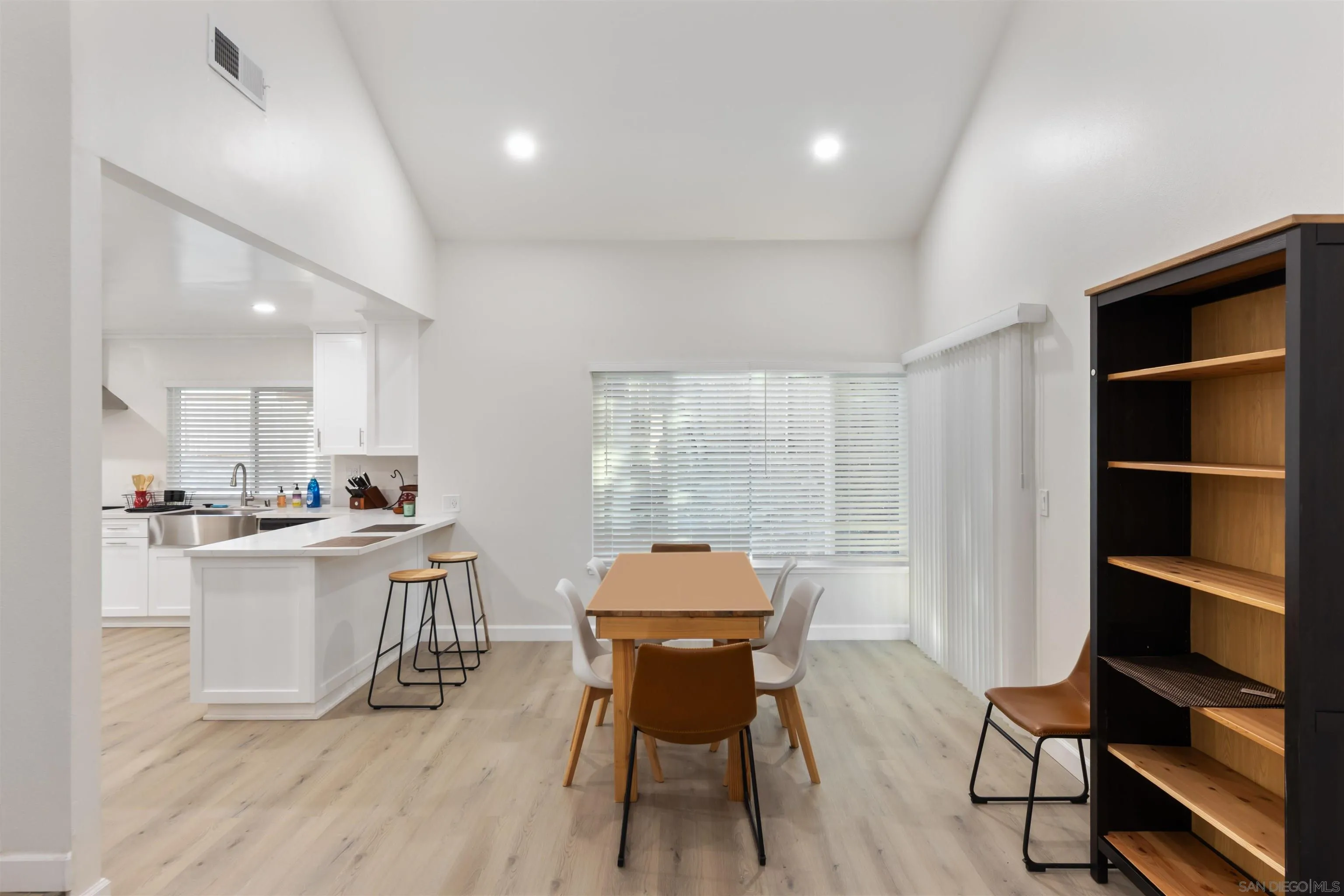 https://cdn.realtyfeed.com/cdn/127/260016584/97d14e84d65299855af5aa87ef7256c8.webp