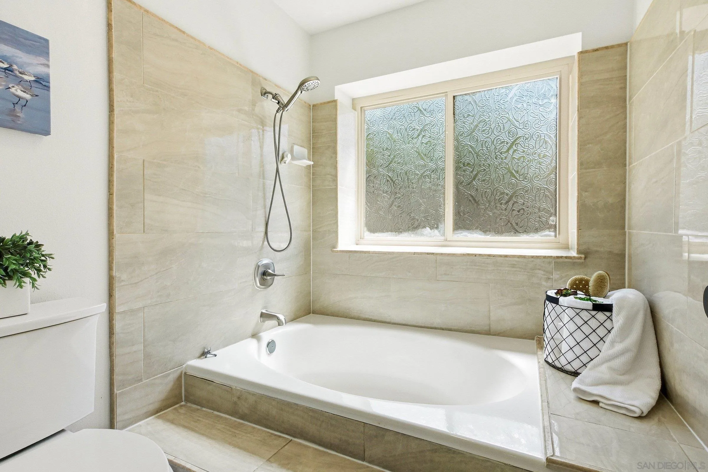 https://cdn.realtyfeed.com/cdn/127/260016587/198219eb08e2d364def614398939f6c8.webp