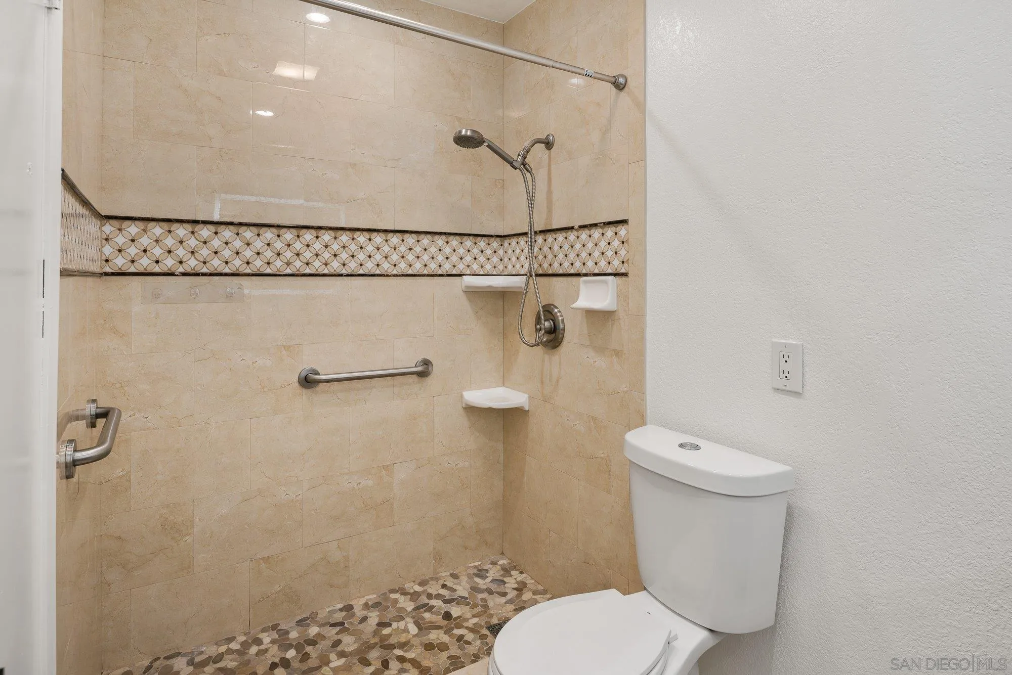 https://cdn.realtyfeed.com/cdn/127/260016602/805d3dc421ae43755531e7d478420b64.webp