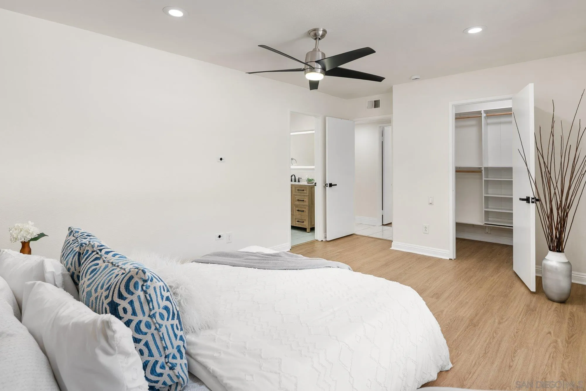 https://cdn.realtyfeed.com/cdn/127/260016602/8c805778c3a70c2275d0839af7fc9cc2.webp