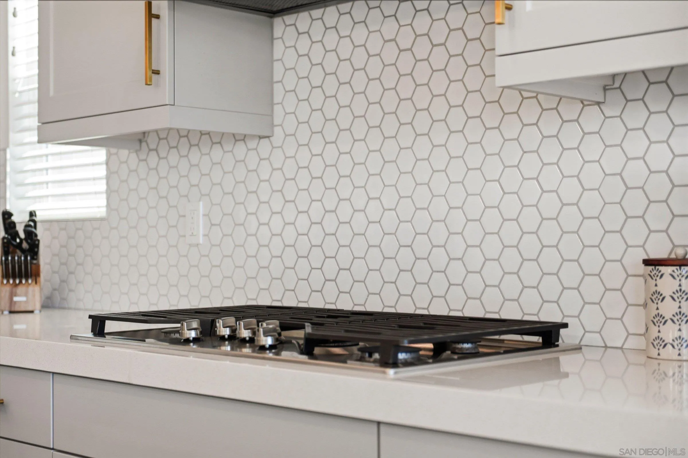 https://cdn.realtyfeed.com/cdn/127/260016610/4eaf205925f16921915540263966054e.webp