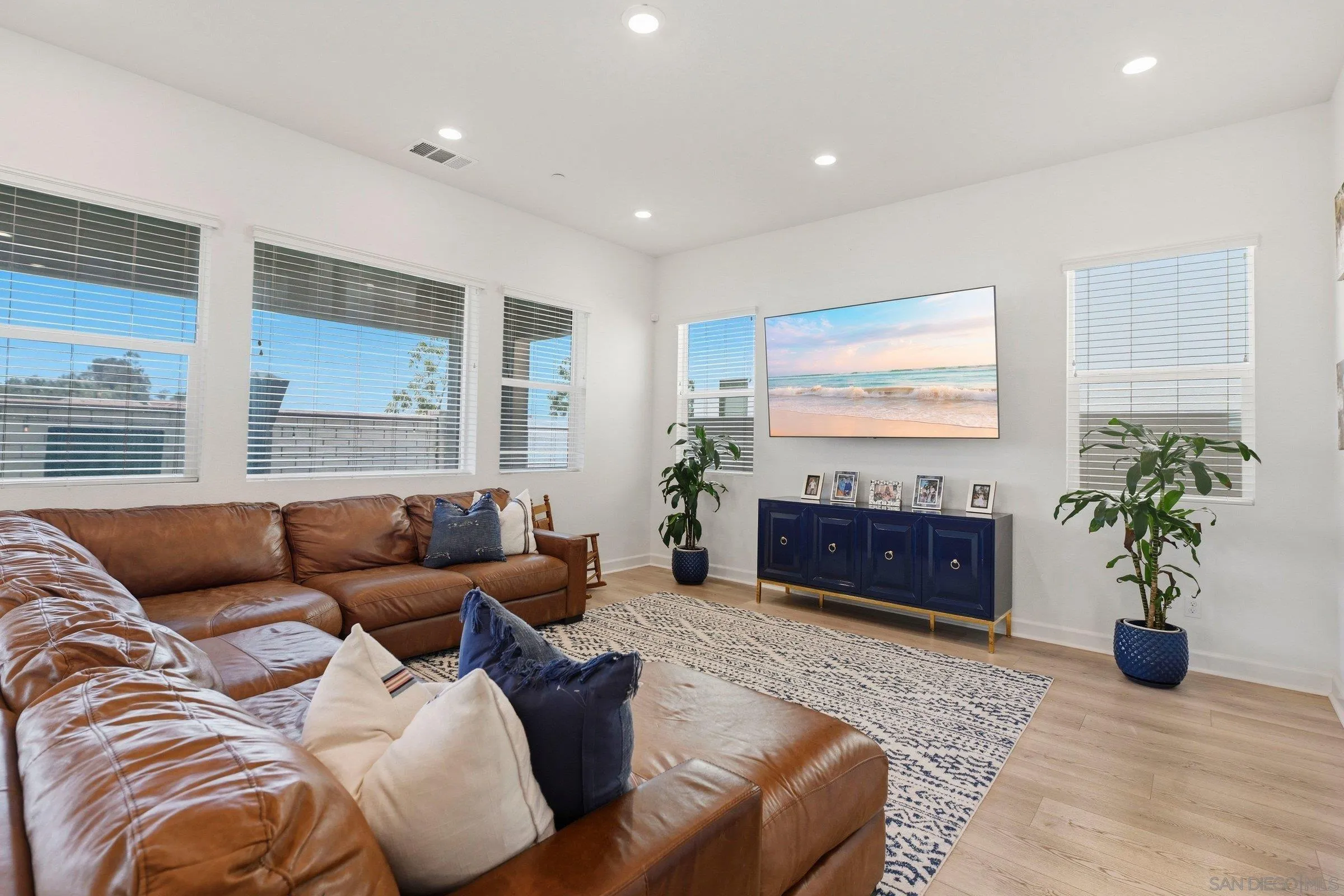 https://cdn.realtyfeed.com/cdn/127/260016610/83c332b41dc2dfcdb6d8c641fcbfaeb3.webp