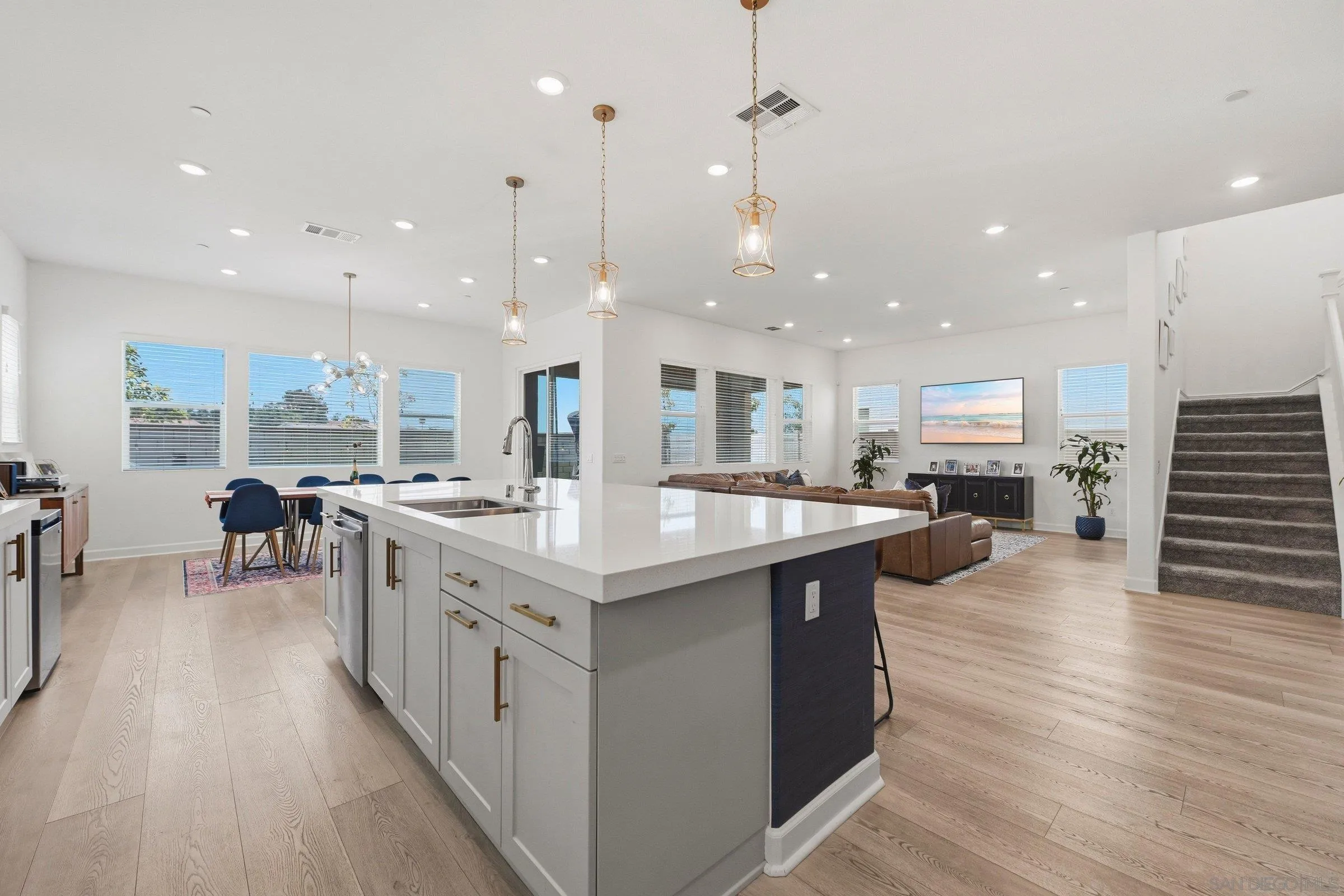 https://cdn.realtyfeed.com/cdn/127/260016610/a1f5c1456a3b0f40f0c01a95f7416955.webp