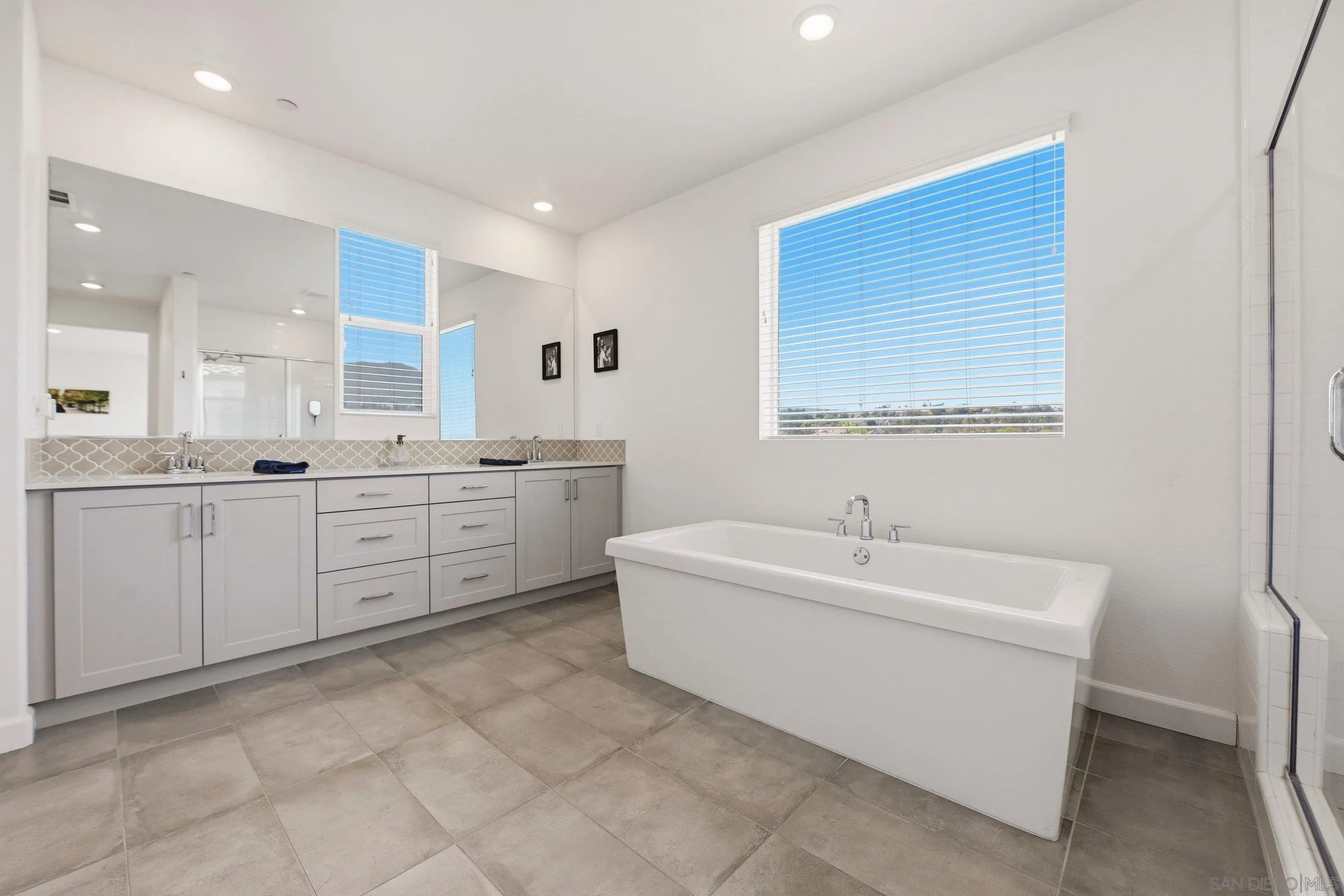 https://cdn.realtyfeed.com/cdn/127/260016610/a97fc8abab649142f182f9b0b662d4f3.webp