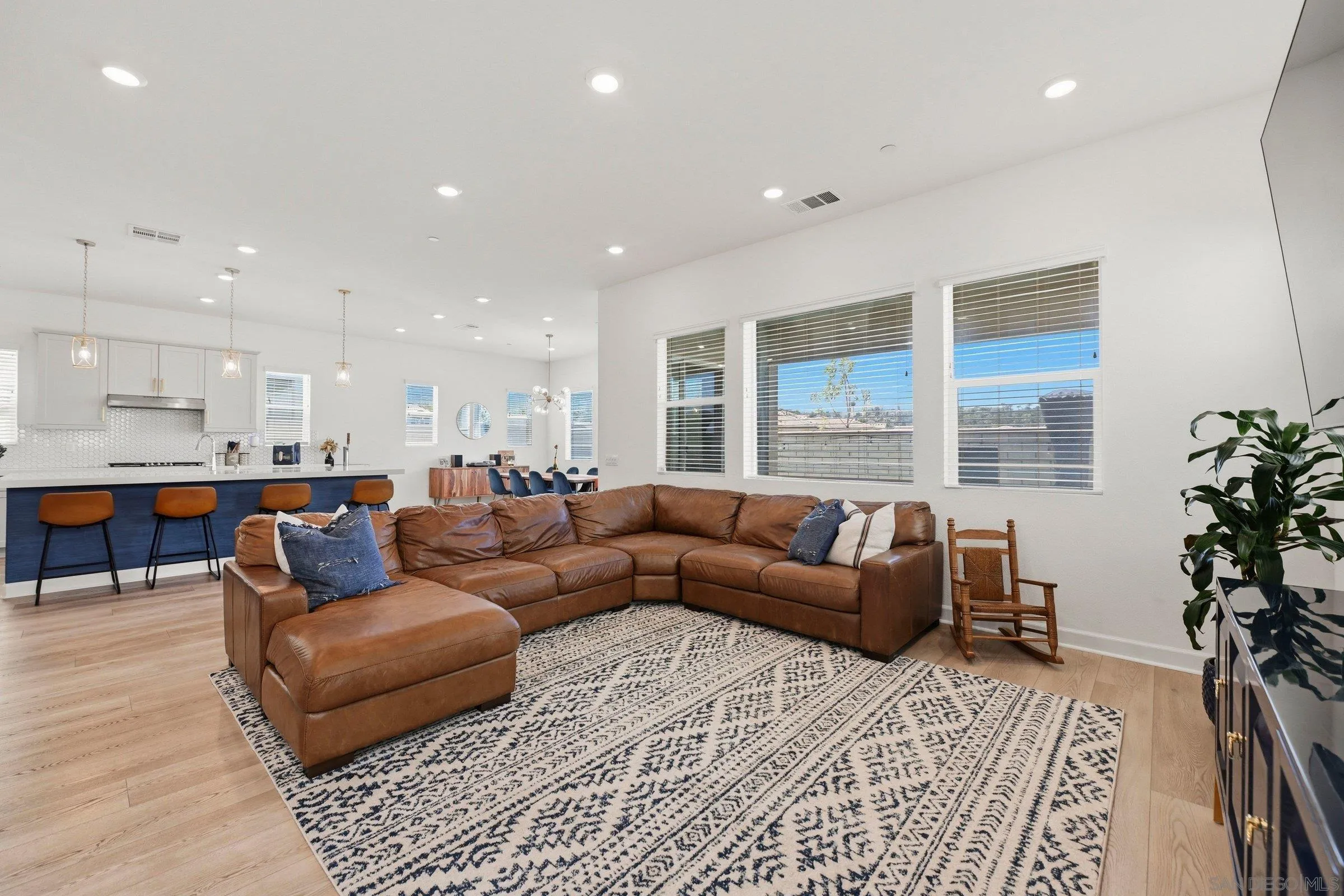 https://cdn.realtyfeed.com/cdn/127/260016610/bb7dd82f81bd1b94080e45615030949c.webp