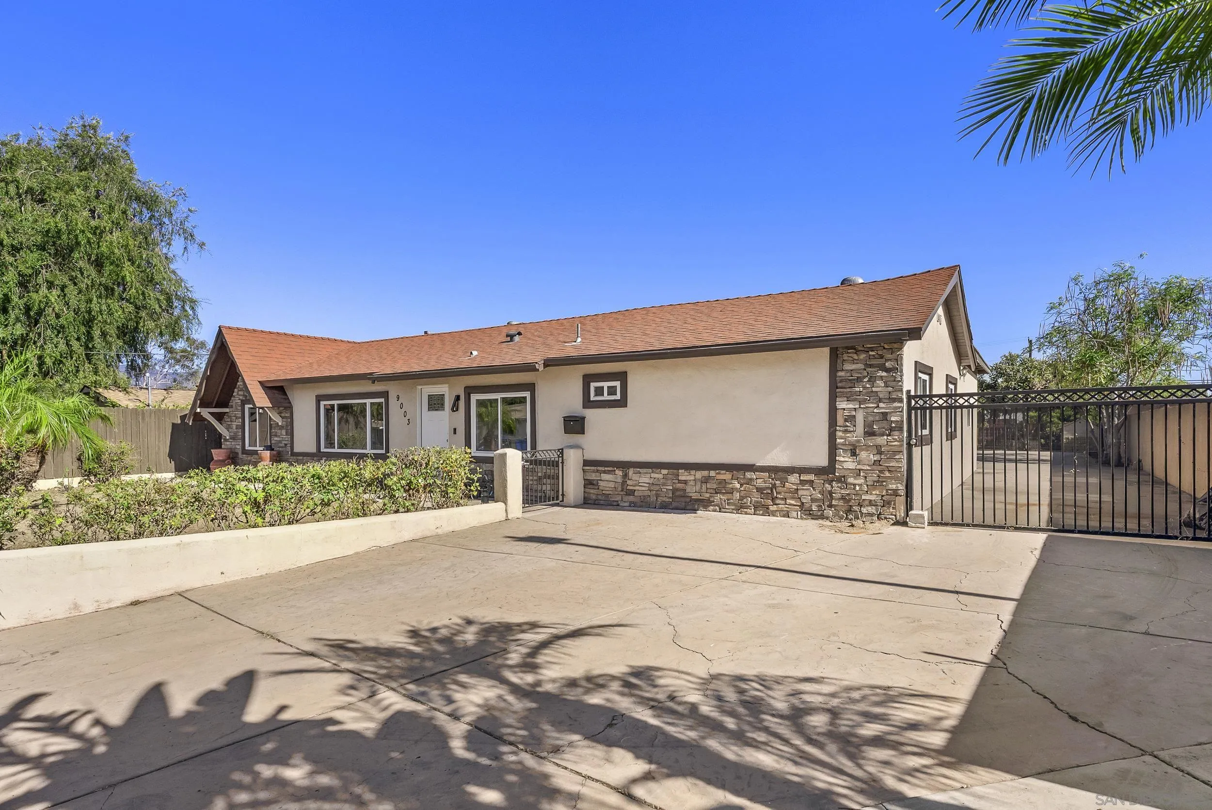 https://cdn.realtyfeed.com/cdn/127/260016612/b4ddcd222941f541cb0a04c623d63a0a.webp