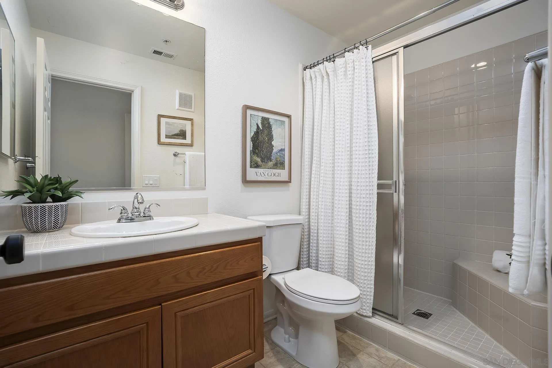https://cdn.realtyfeed.com/cdn/127/260016624/56e1957185bd048a981f0a381eddd3bf.webp