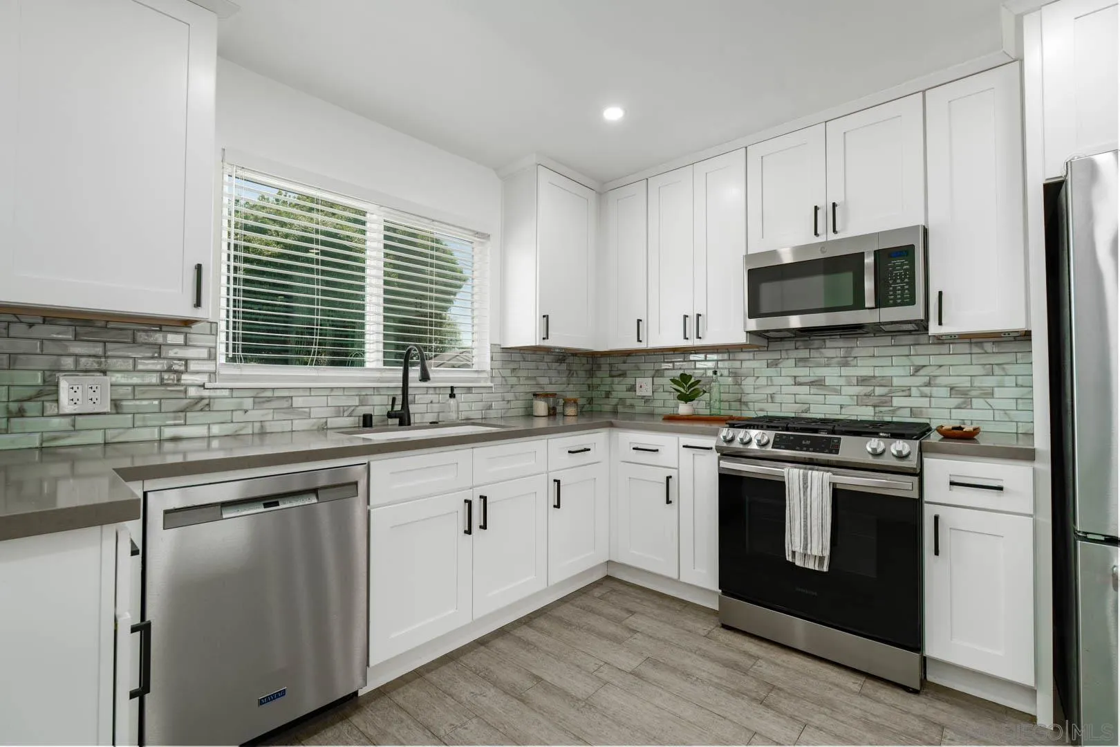 https://cdn.realtyfeed.com/cdn/127/260016641/844f68322a8673ab9cd0ea642d4d26ad.webp