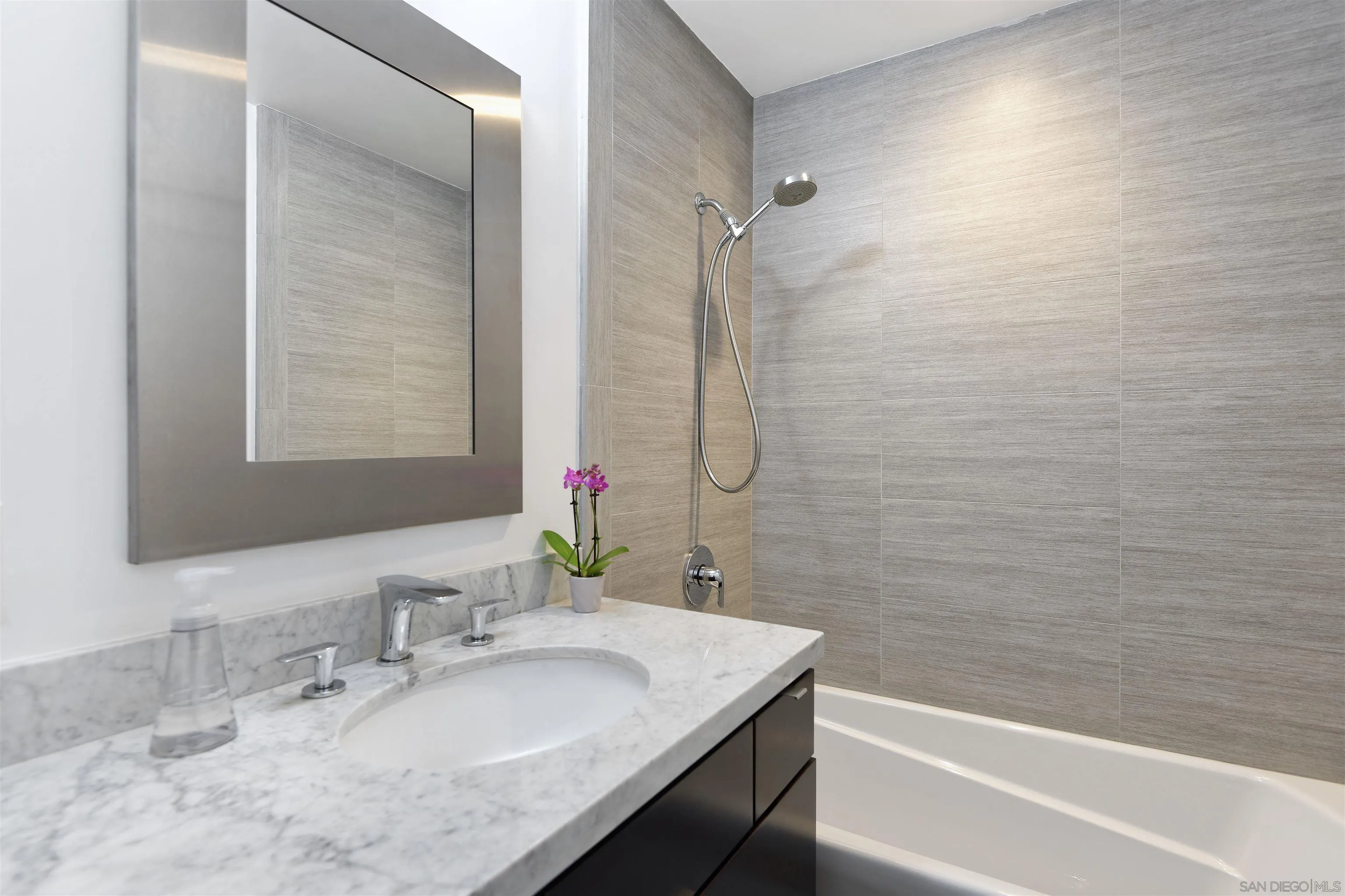 https://cdn.realtyfeed.com/cdn/127/260016643/b7015553e6848c57f7a2c365a6b96c94.webp