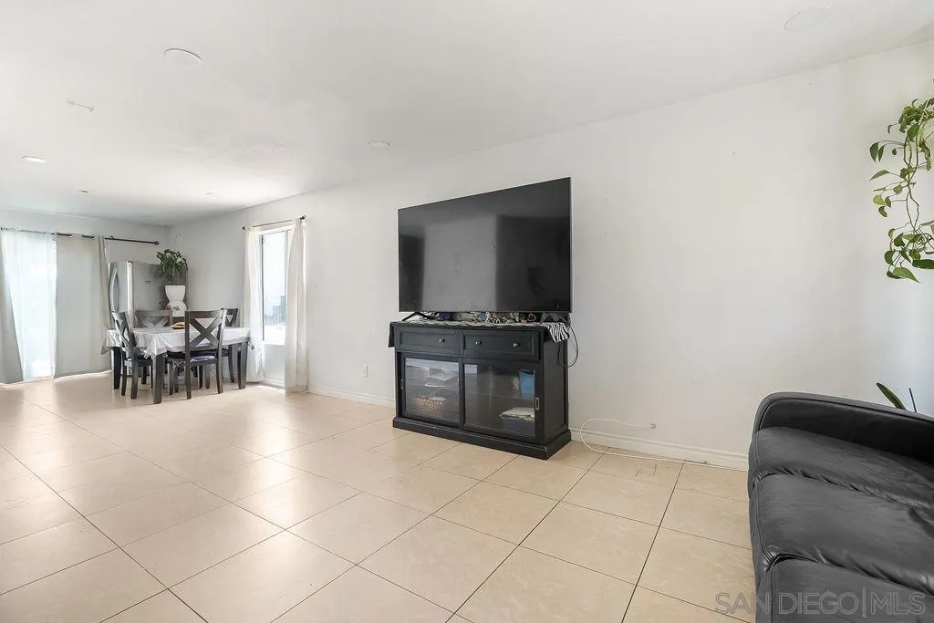 https://cdn.realtyfeed.com/cdn/127/260016646/d63047040f9c34ccb63e9900ed931b30.webp