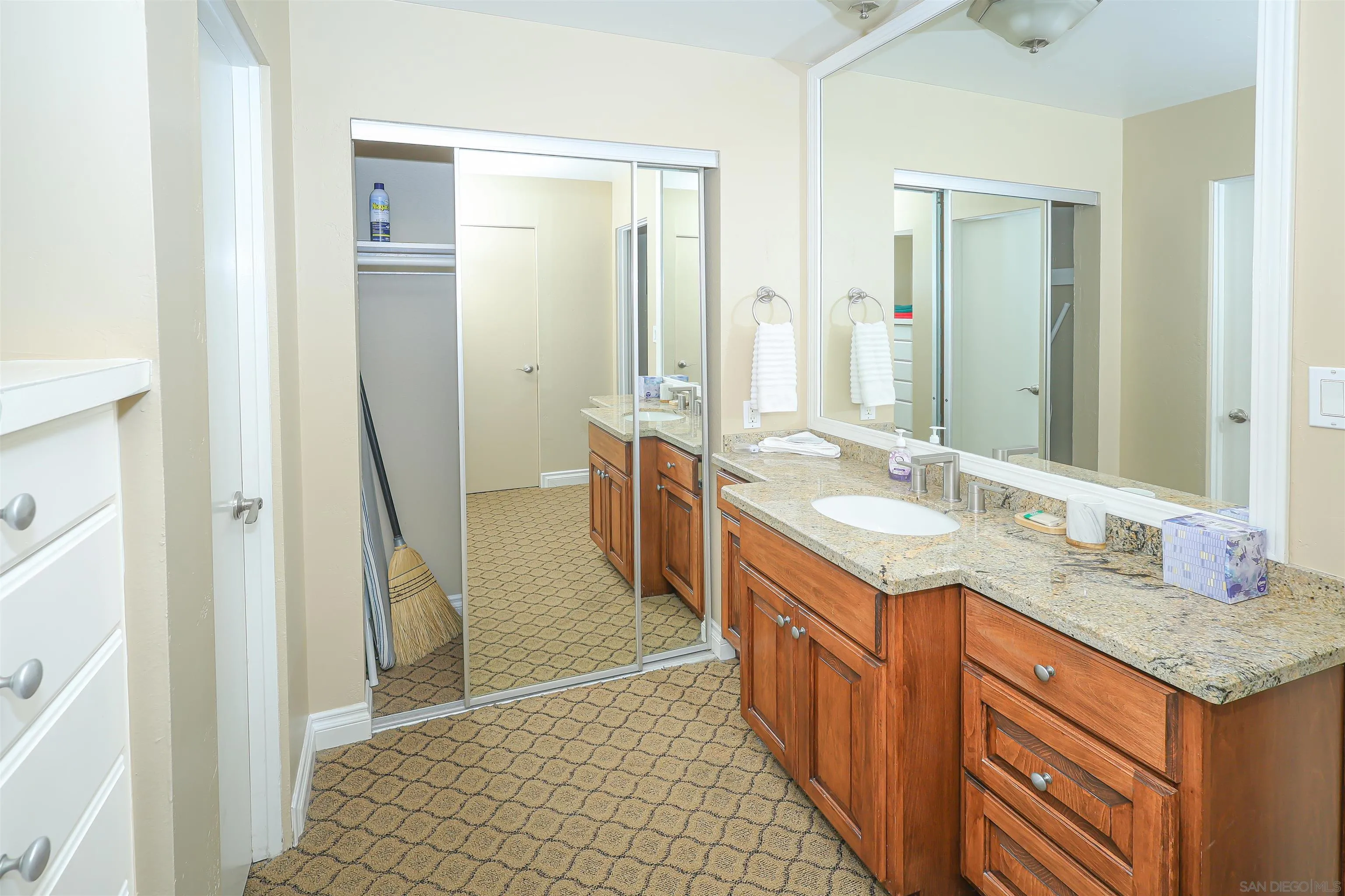 https://cdn.realtyfeed.com/cdn/127/260016648/4322f252f2f6219a03f29ce11f131945.webp