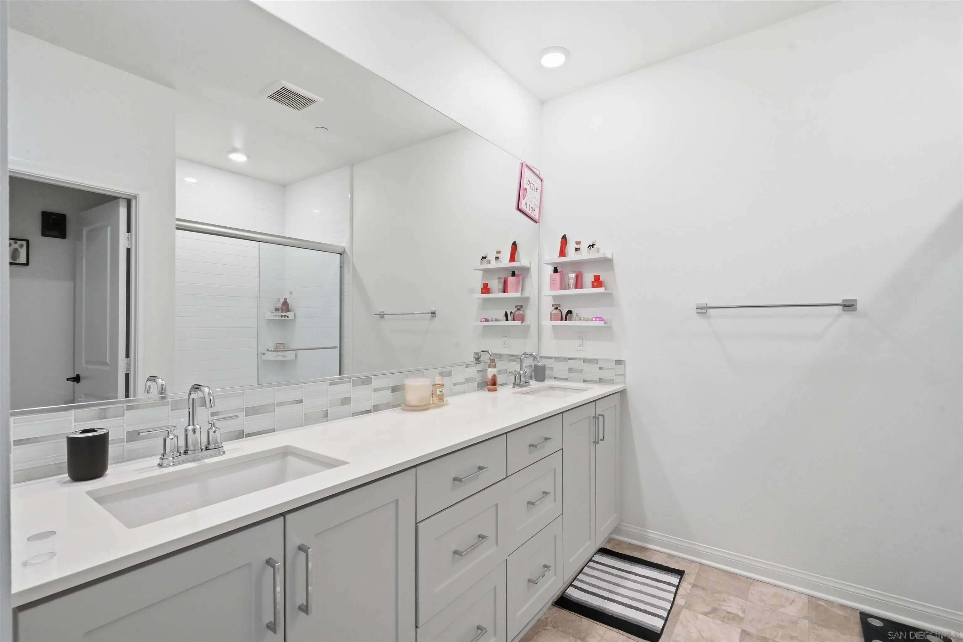 https://cdn.realtyfeed.com/cdn/127/260016673/364a25c69d18ecc1337976846270542a.webp