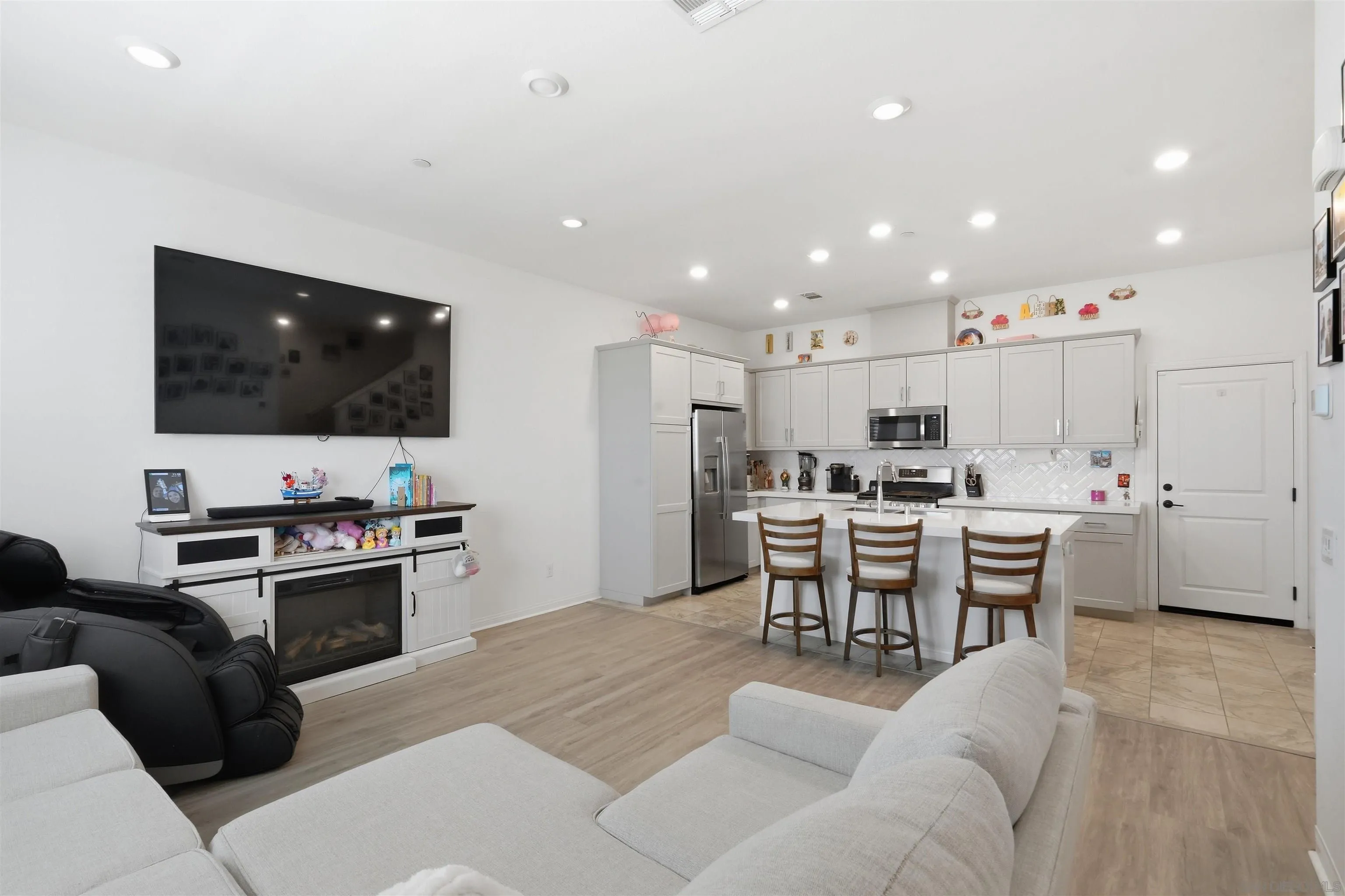 https://cdn.realtyfeed.com/cdn/127/260016673/60a5d199970fb9a23ccf54db2c4243ac.webp