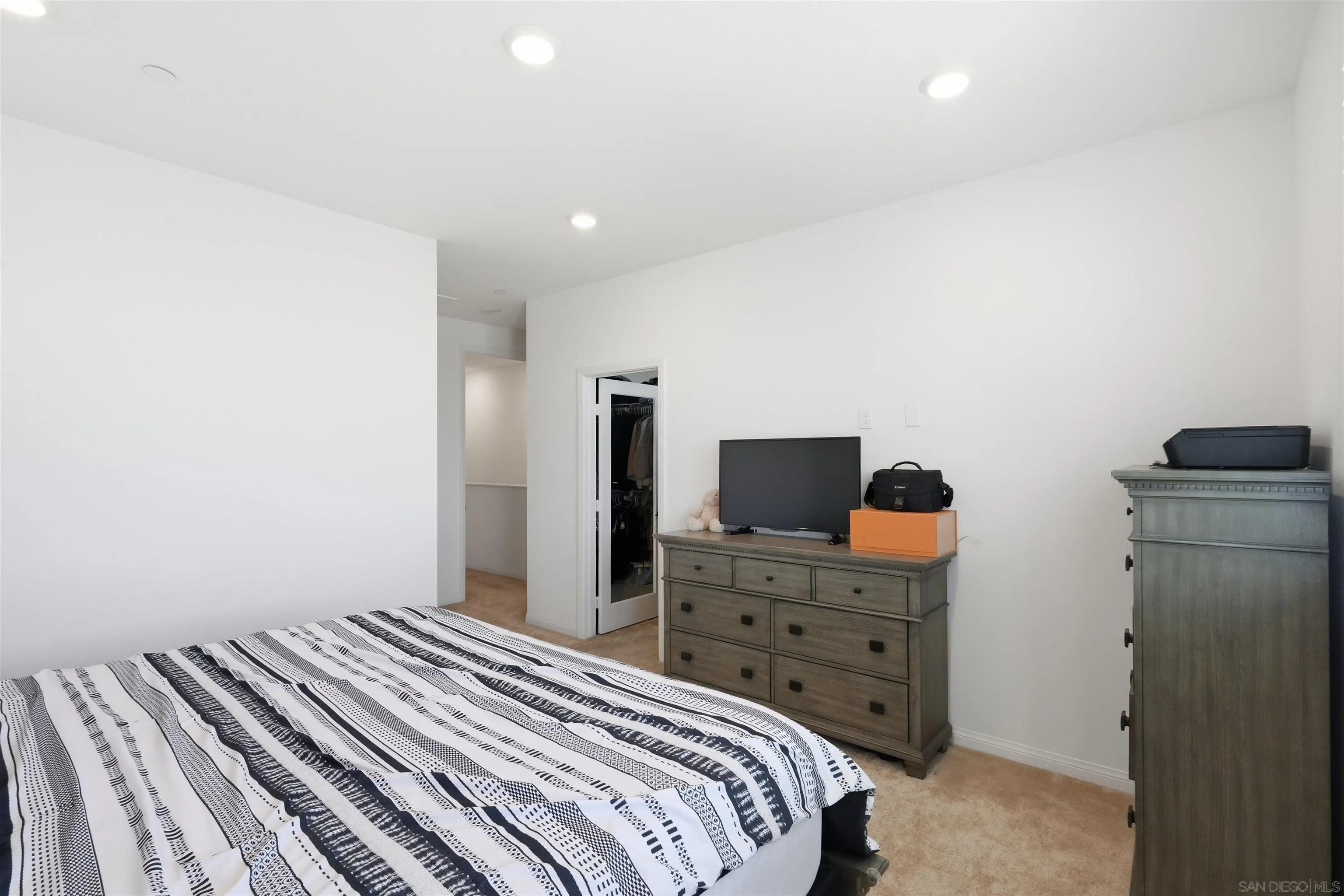 https://cdn.realtyfeed.com/cdn/127/260016673/c9681a4e9d7782143f5f0035521f8dd7.webp