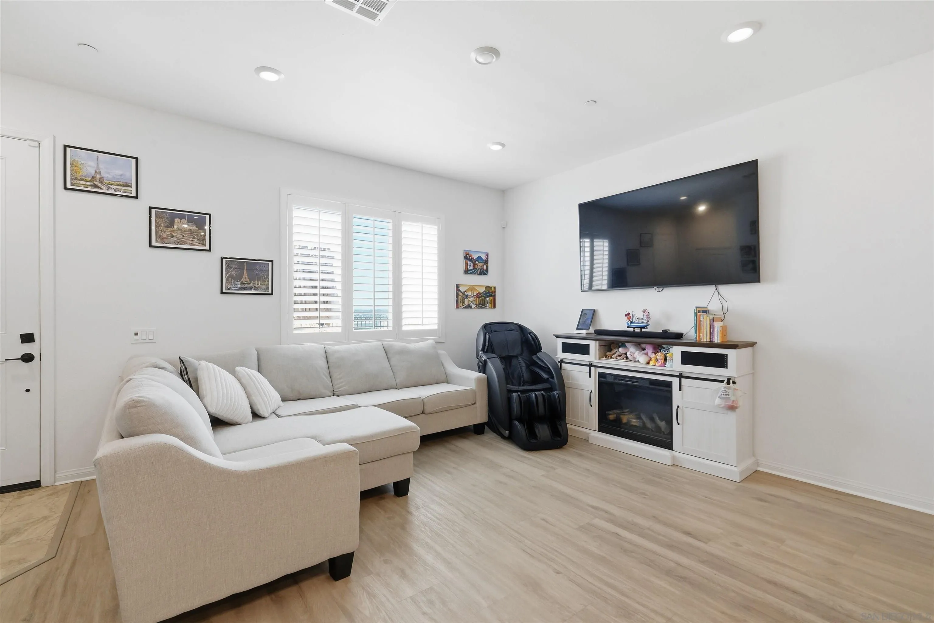 https://cdn.realtyfeed.com/cdn/127/260016673/e8f74f799241ed494b158a63f3d73c43.webp
