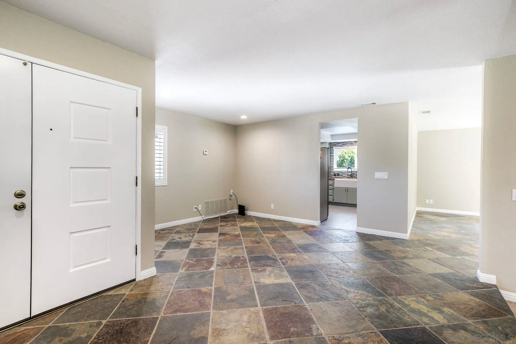 https://cdn.realtyfeed.com/cdn/127/260016680/0c2c8ce937a3a92d57207be80e43fe8b.webp