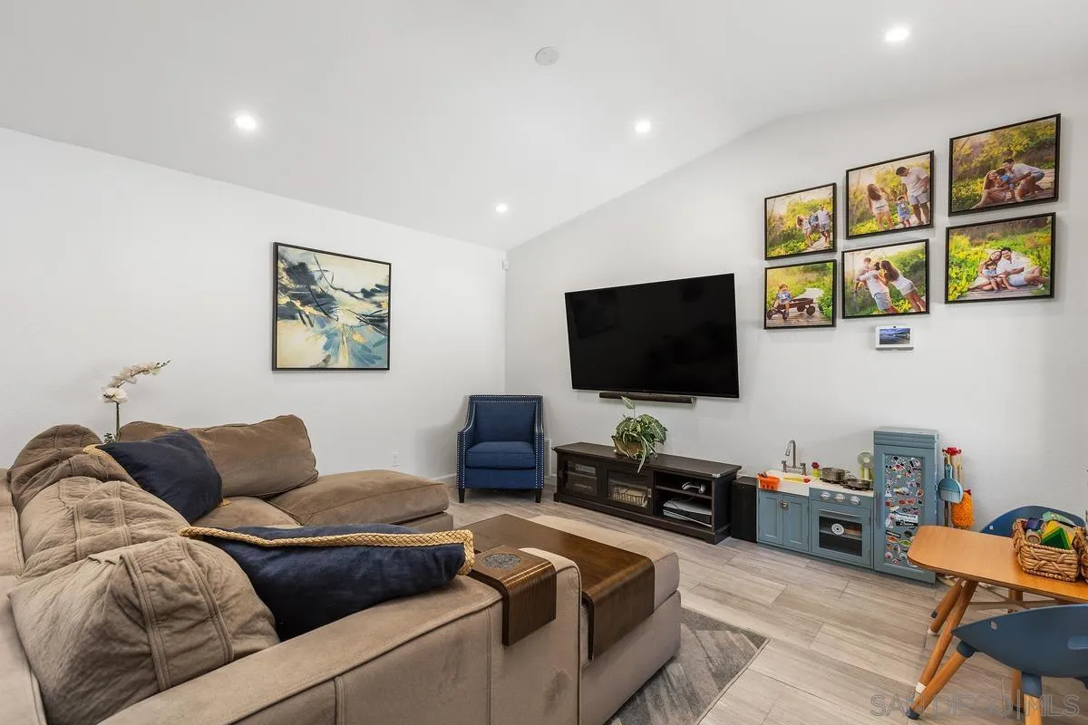 https://cdn.realtyfeed.com/cdn/127/260016693/690a2d43e36863eeb910974941cf8368.webp