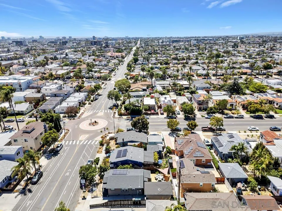 https://cdn.realtyfeed.com/cdn/127/260016727/521bd3947ef3a9b2f0d626022ee8e35e.webp