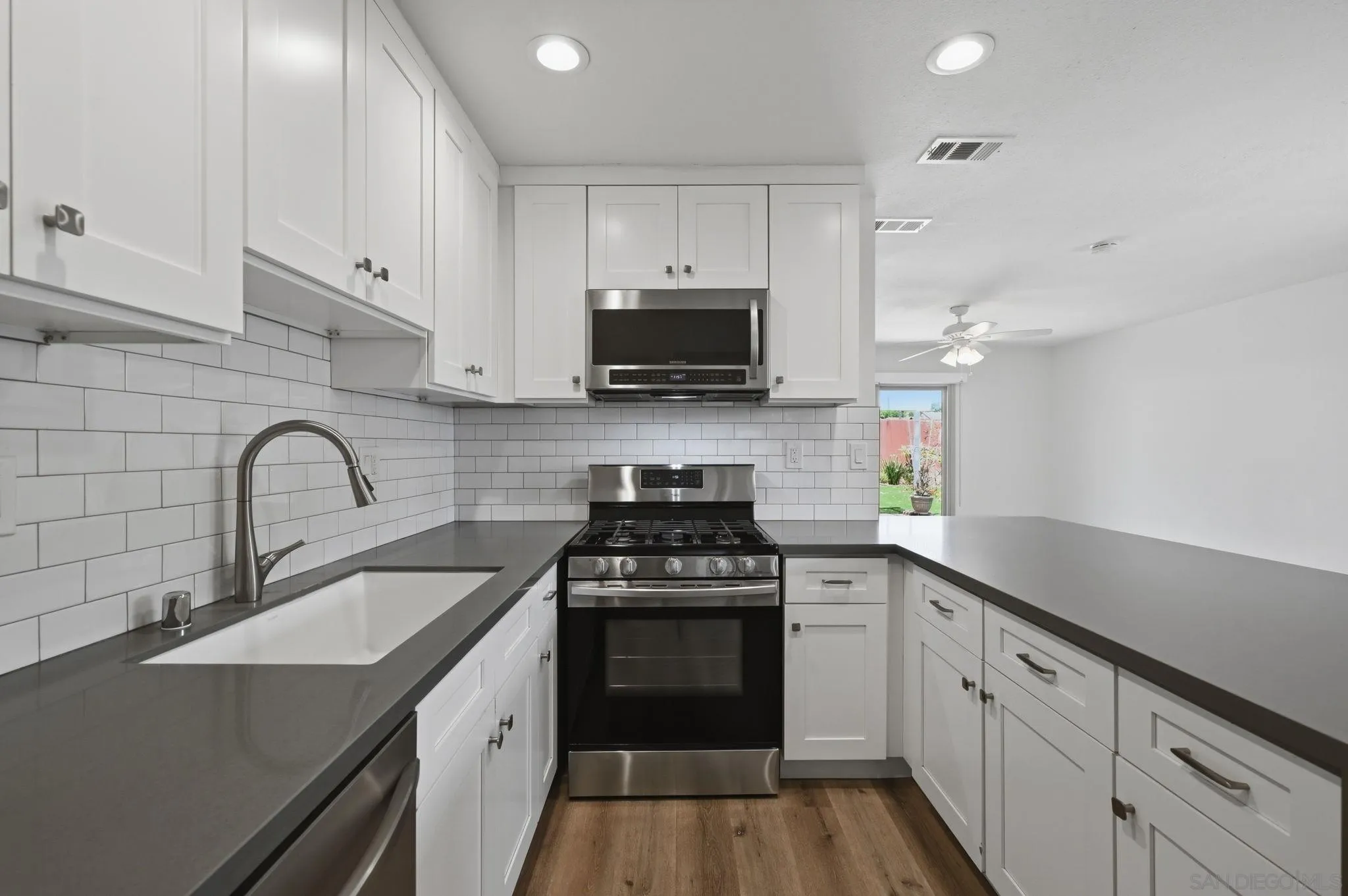 https://cdn.realtyfeed.com/cdn/127/260016758/f871eef1b1354cda0d2021964c859753.webp