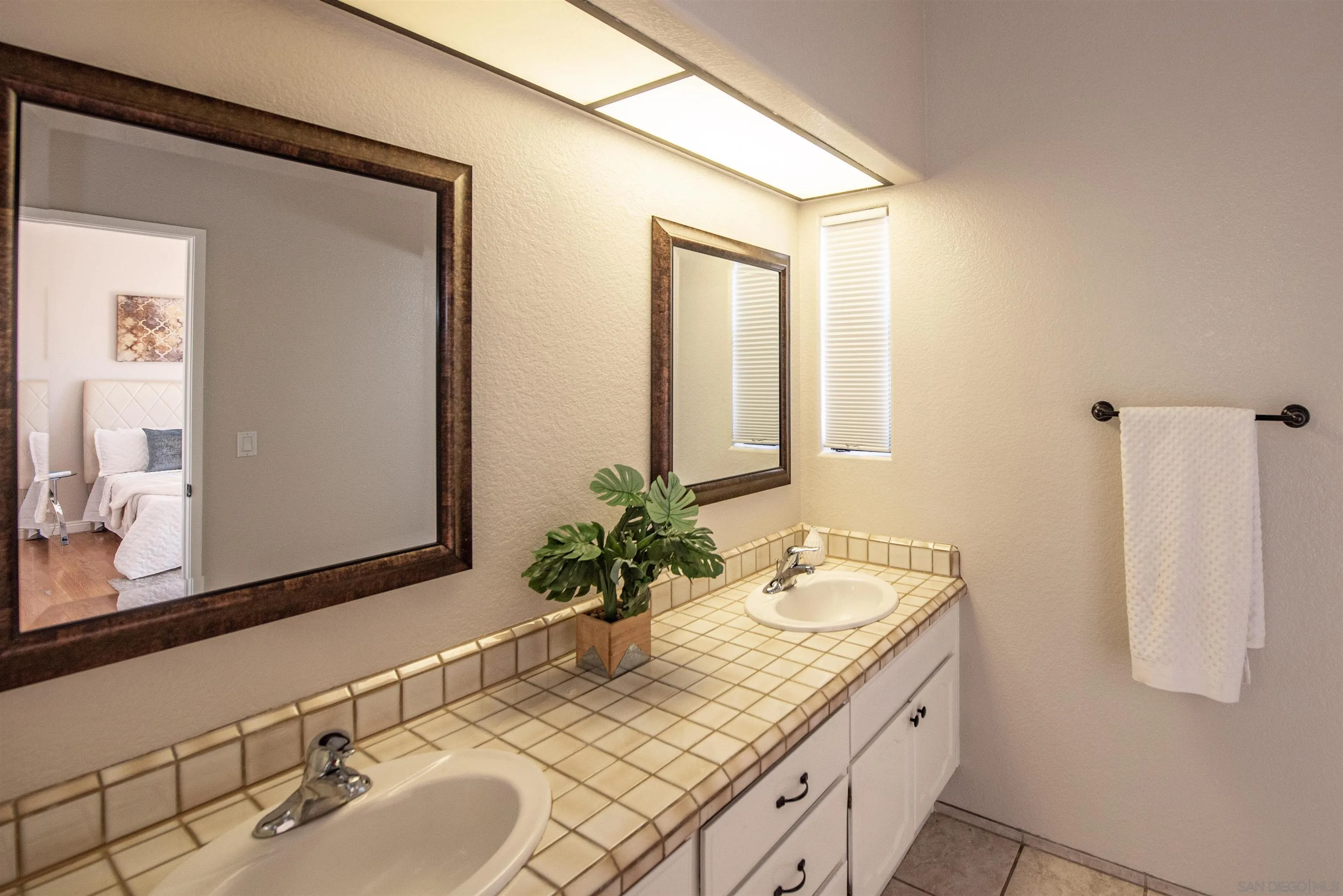 https://cdn.realtyfeed.com/cdn/127/260016761/0a5bd387c8f487092a6d0b97a79b2812.webp