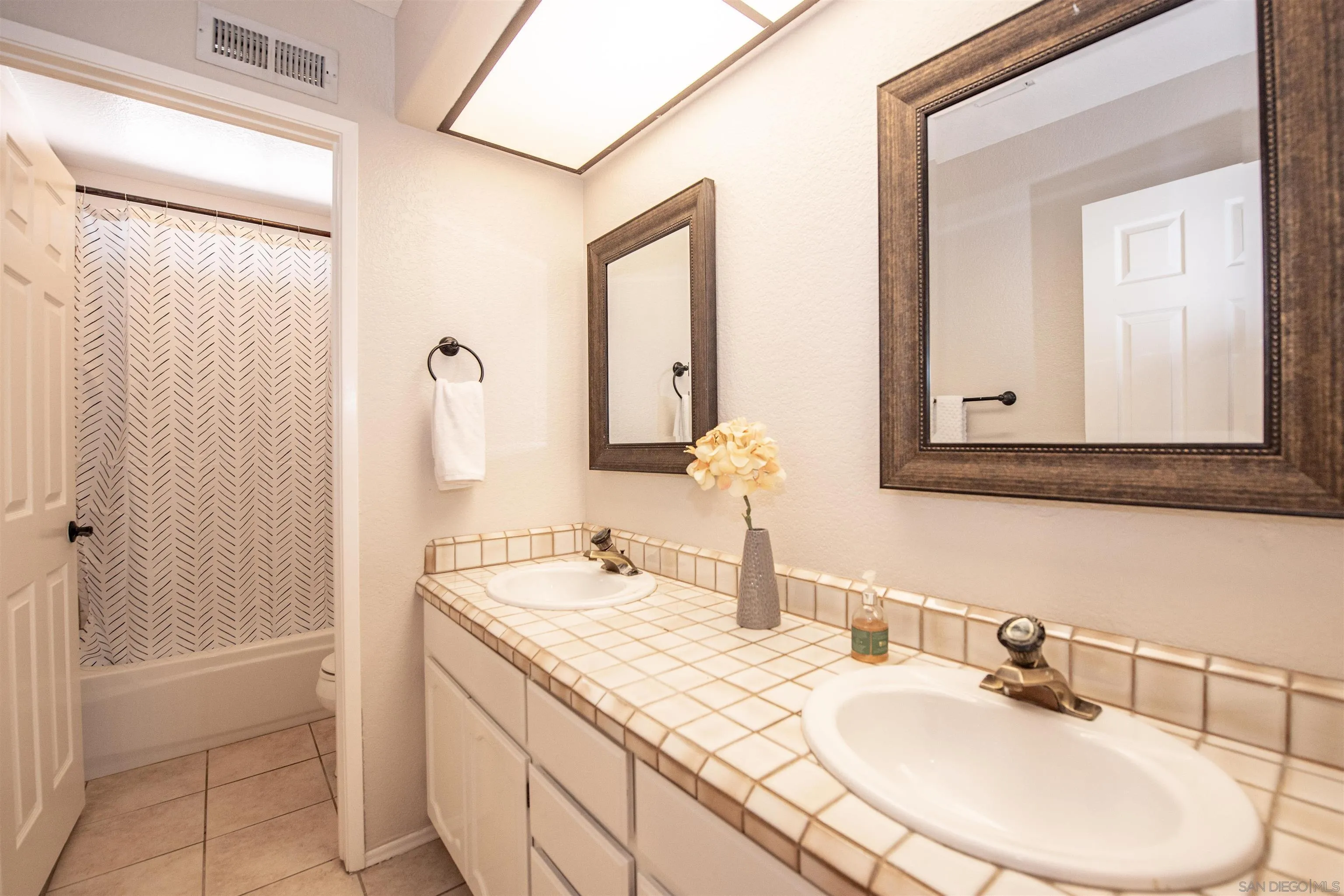 https://cdn.realtyfeed.com/cdn/127/260016761/765408caa57245ce12938f83fe211381.webp